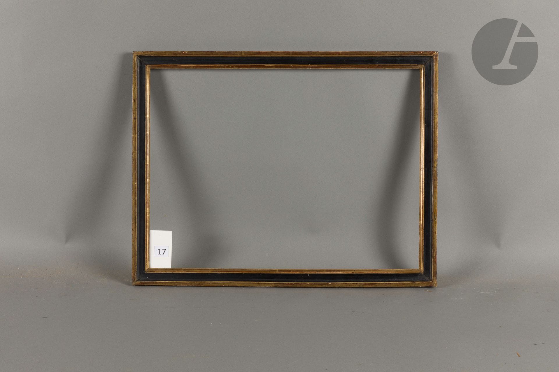 Baguette en bois mouluré noir et or. Fin du XVIIIe siècle. 38 x 51,2 cm - Profil : 3,4 cm
Dimensions en fond de feuillures : 40 x 53 cm.