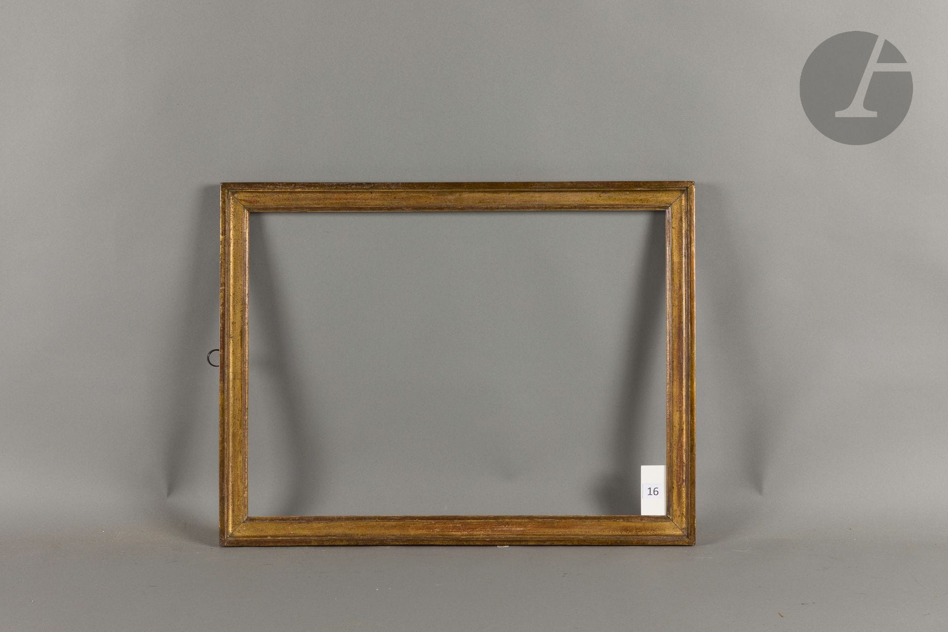 Baguette en chêne mouluré et doré. Époque Louis XVI (usures). 43,1 x 59 cm - Profil : 4 cm
Dimensions en fond de feuillures : 45,4 x 61,4 cm.
