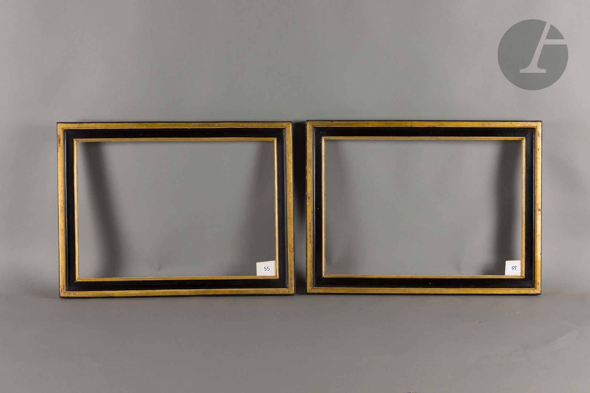 Pair of black and gold molded wood chopsticks. Late 18th century (minor accidents). 38 x 54.6 cm and 38 x 54.7 cm - Profile: 5.3 cm (10P) 
Dimensions at the bottom of the leaves: 40.5 x 57 cm.
