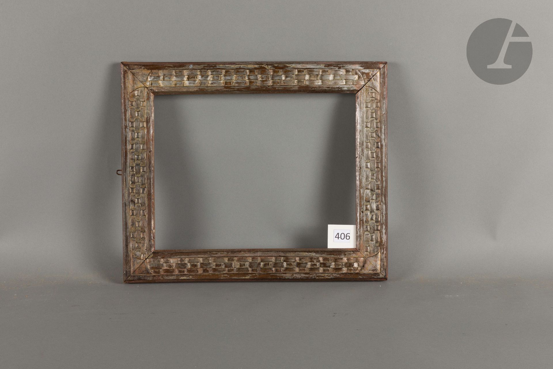 Carved and silvered wood frame with faux cannage decoration. Circa 1950. 25.8 x 33.3 cm - Profile: 5.3 cm (5F) 
Dimensions at the bottom of the leaves: 28 x 35.7 cm.