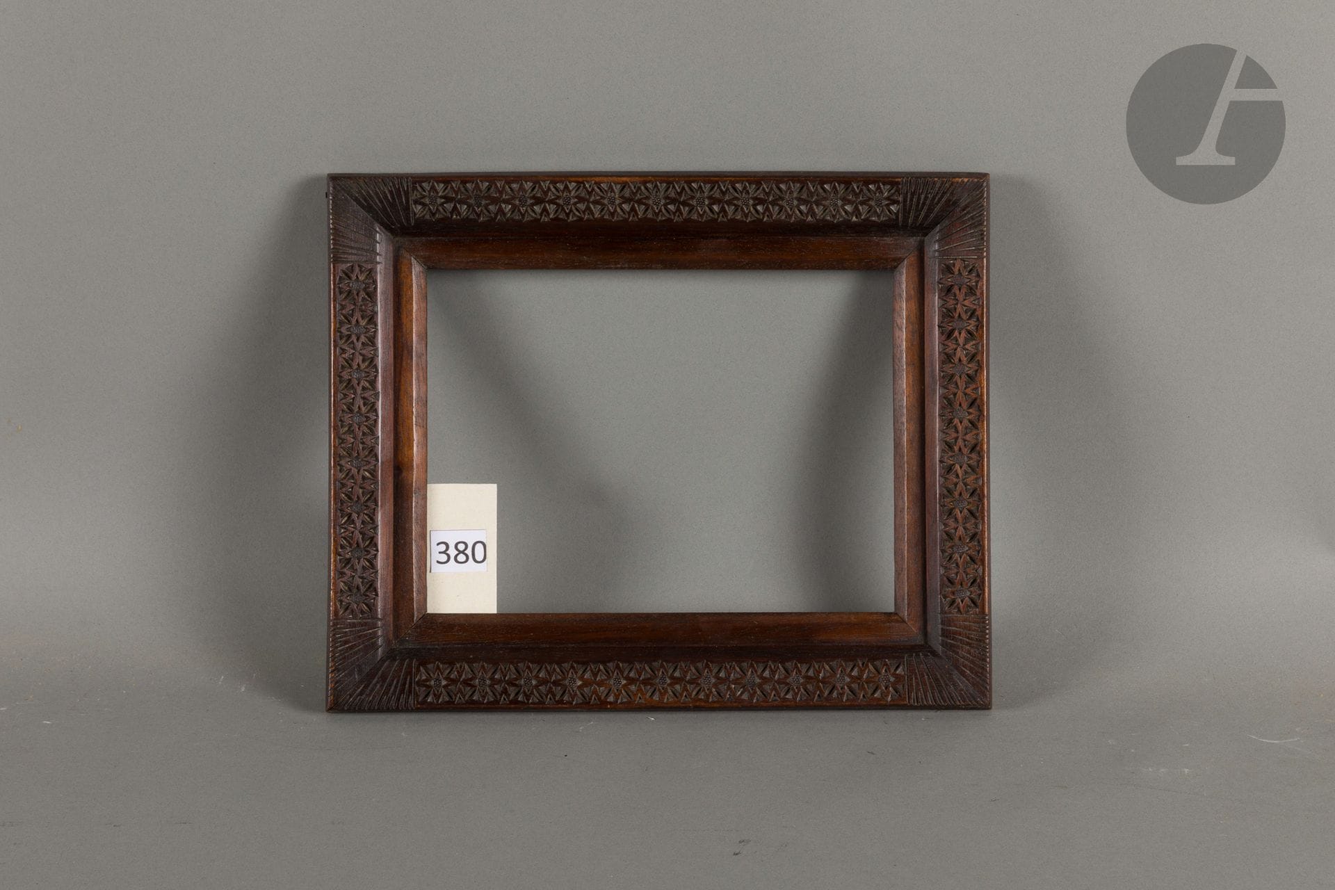 Wood frame carved with stars. Circa 1940. 16.5 x 22.5 cm - Profile: 4.5 cm
Dimensions at bottom of leaves: 18.3 x 24.3 cm.