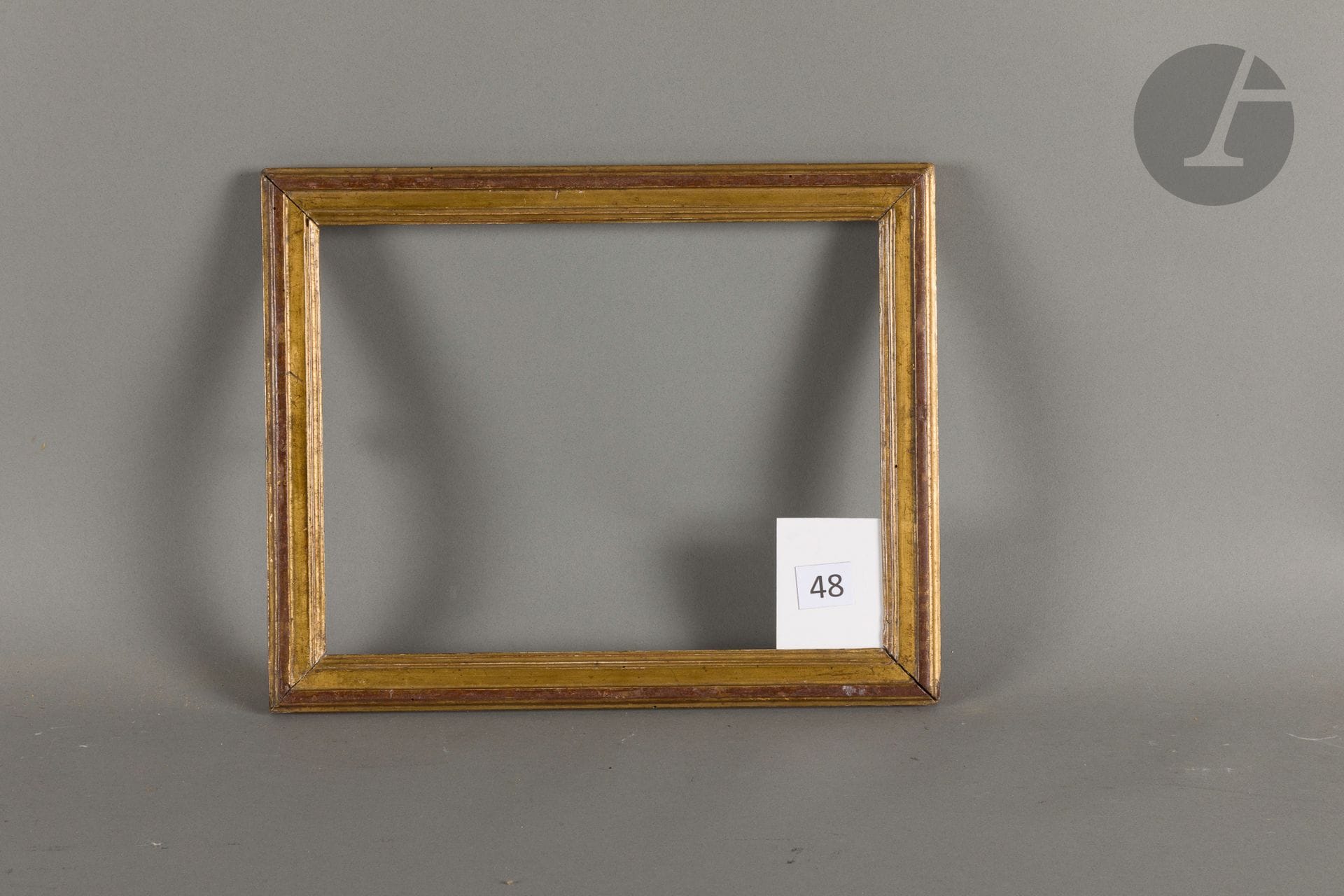Baguette en bois mouluré et doré. Époque Louis XVI. 20,6 x 26,8 cm - Profil : 2,8 cm (3F) 
Dimensions en fond de feuillures : 22,3 x 28,5 cm.
