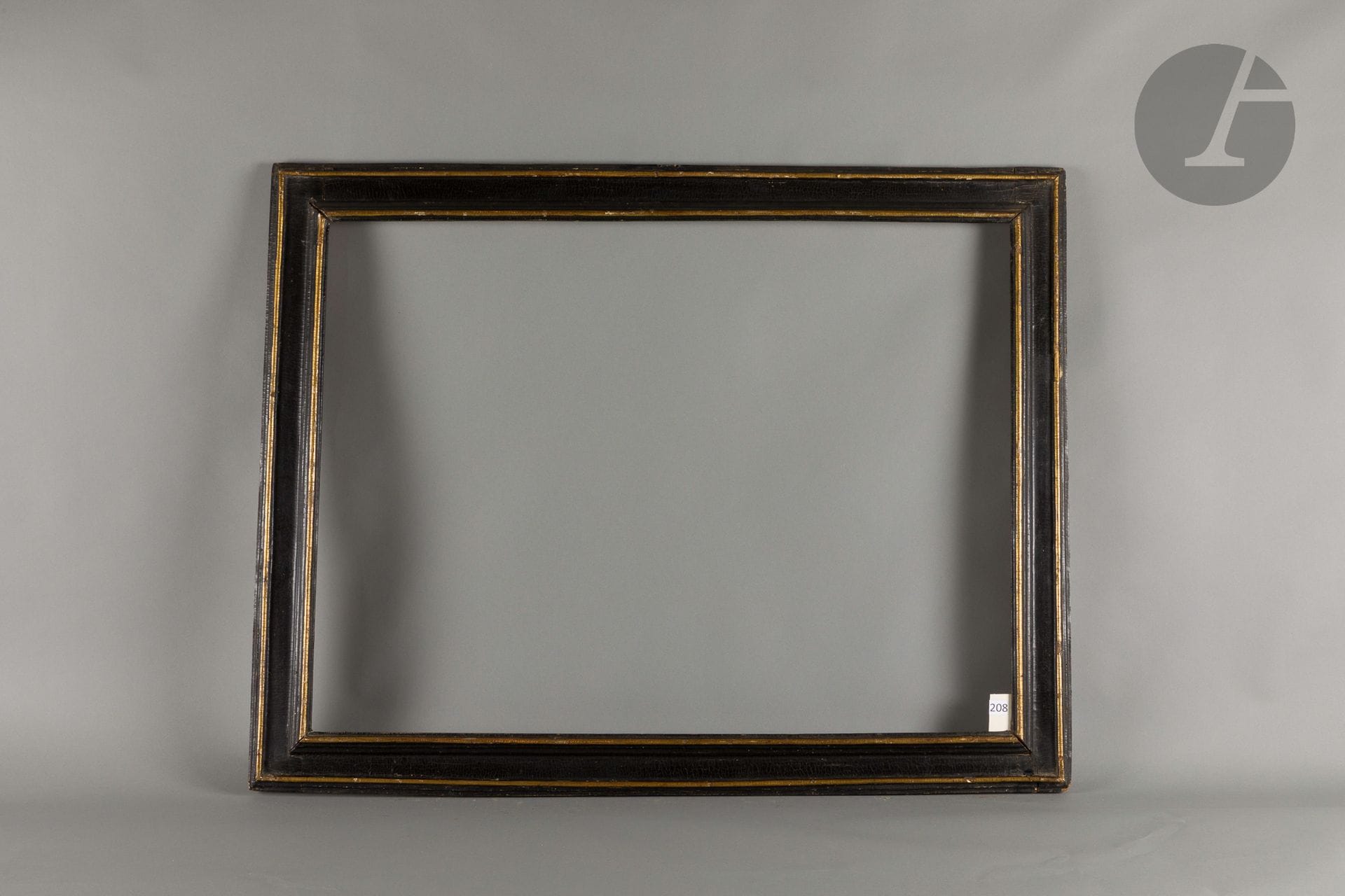 Black and gold molded wood frame. Italy, 17th century (minor accidents). 73 x 98.3 cm - Profile: 8.2 cm (40P) 
Dimensions at the bottom of the leaves: 75.3 x 100 cm.