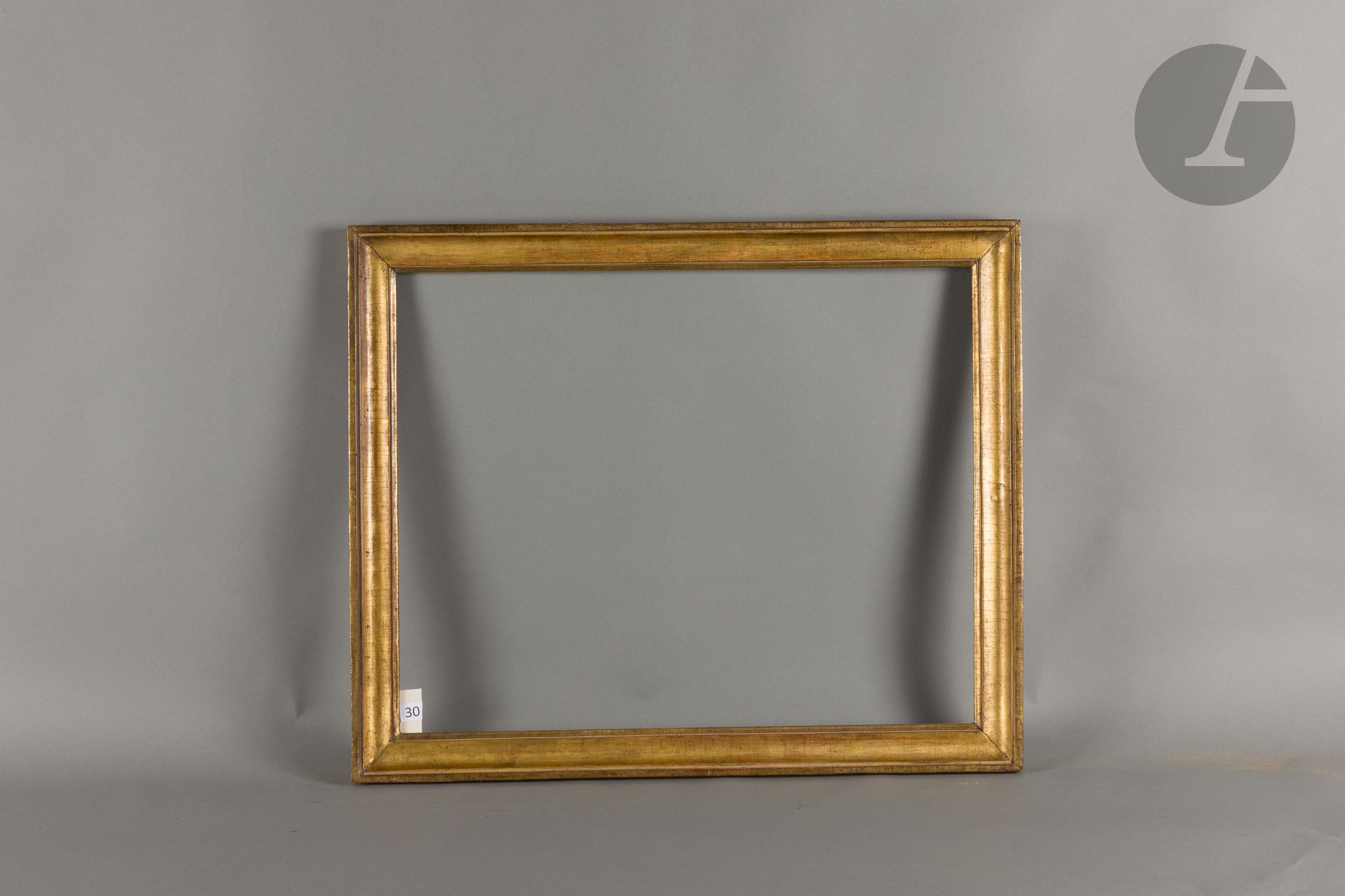 Molded and gilded wood throat. Late 18th century. 52.4 x 65.6 cm - Profile: 5.1 cm
Dimensions at the bottom of the leaves: 54 x 67.5 cm.