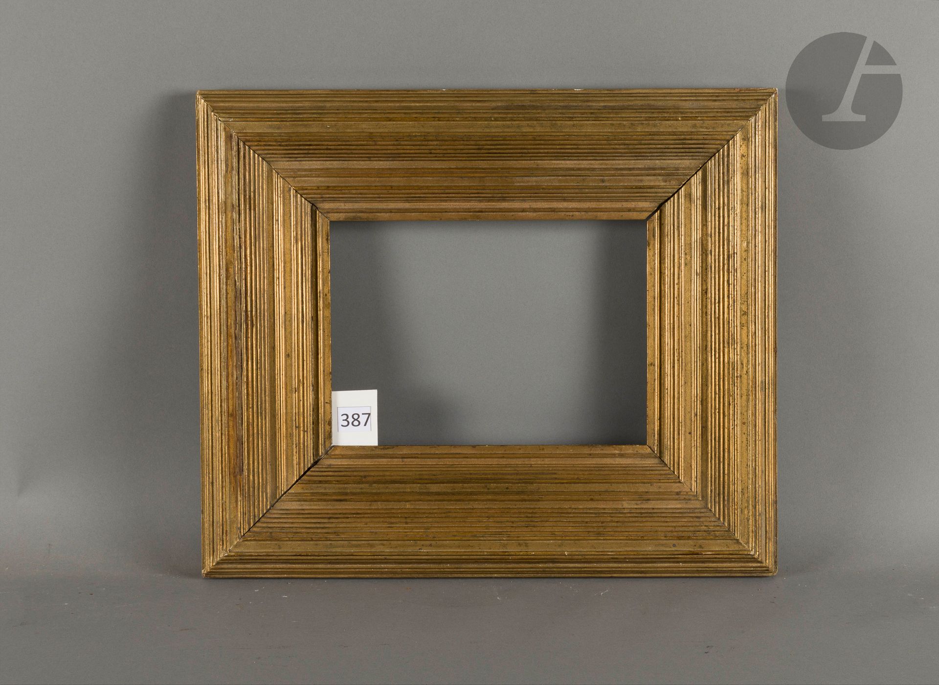 Whistler frame in molded and gilded wood. Circa 1880. 18.7 x 26.2 cm - Profile: 10.5 cm (3P) 
Dimensions at the bottom of the leaves: 21.4 x 29 cm.