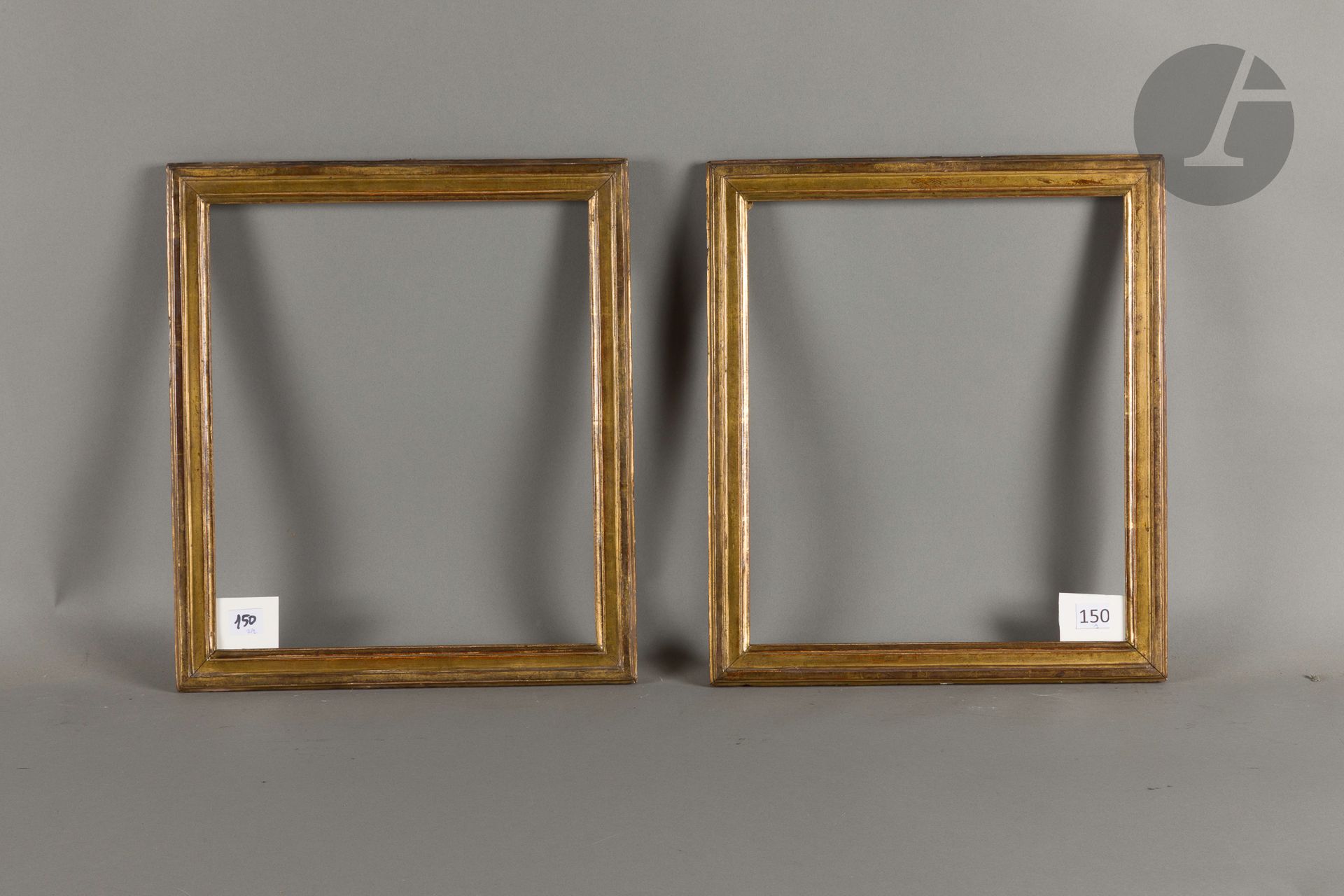 Paire de baguettes en bois mouluré et doré. Époque Louis XVI. 31 x 36,3 cm - Profil : 3,4 cm