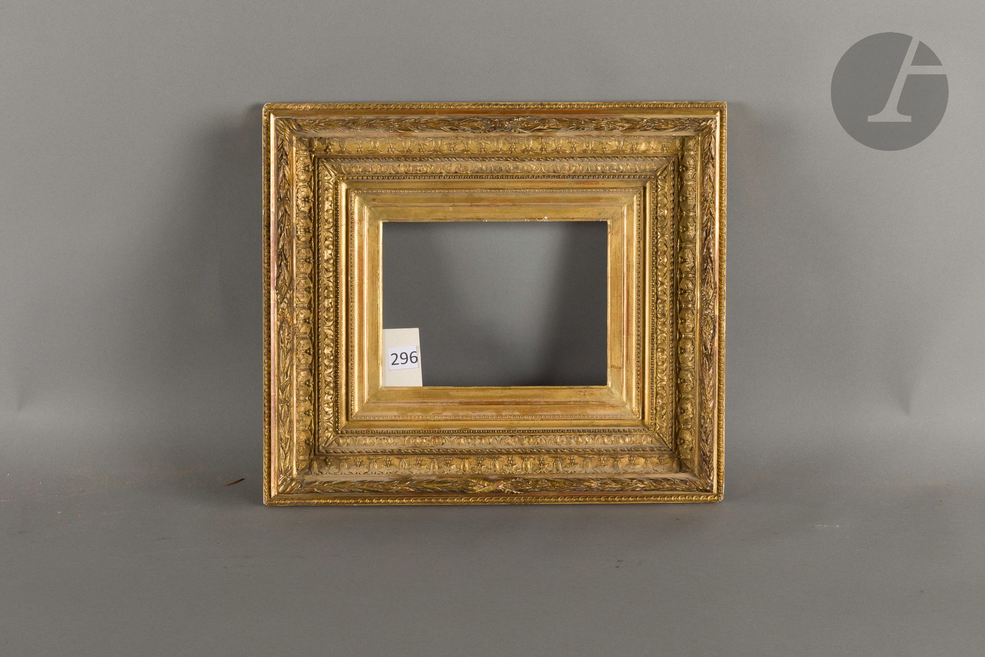 Cadre Barbizon en bois et stuc doré. Époque Napoléon III. 15,1 x 20,9 cm - Profil : 10,5 cm (1F) 
Dimensions en fond de feuillures : 17,7 x 22,9 cm.