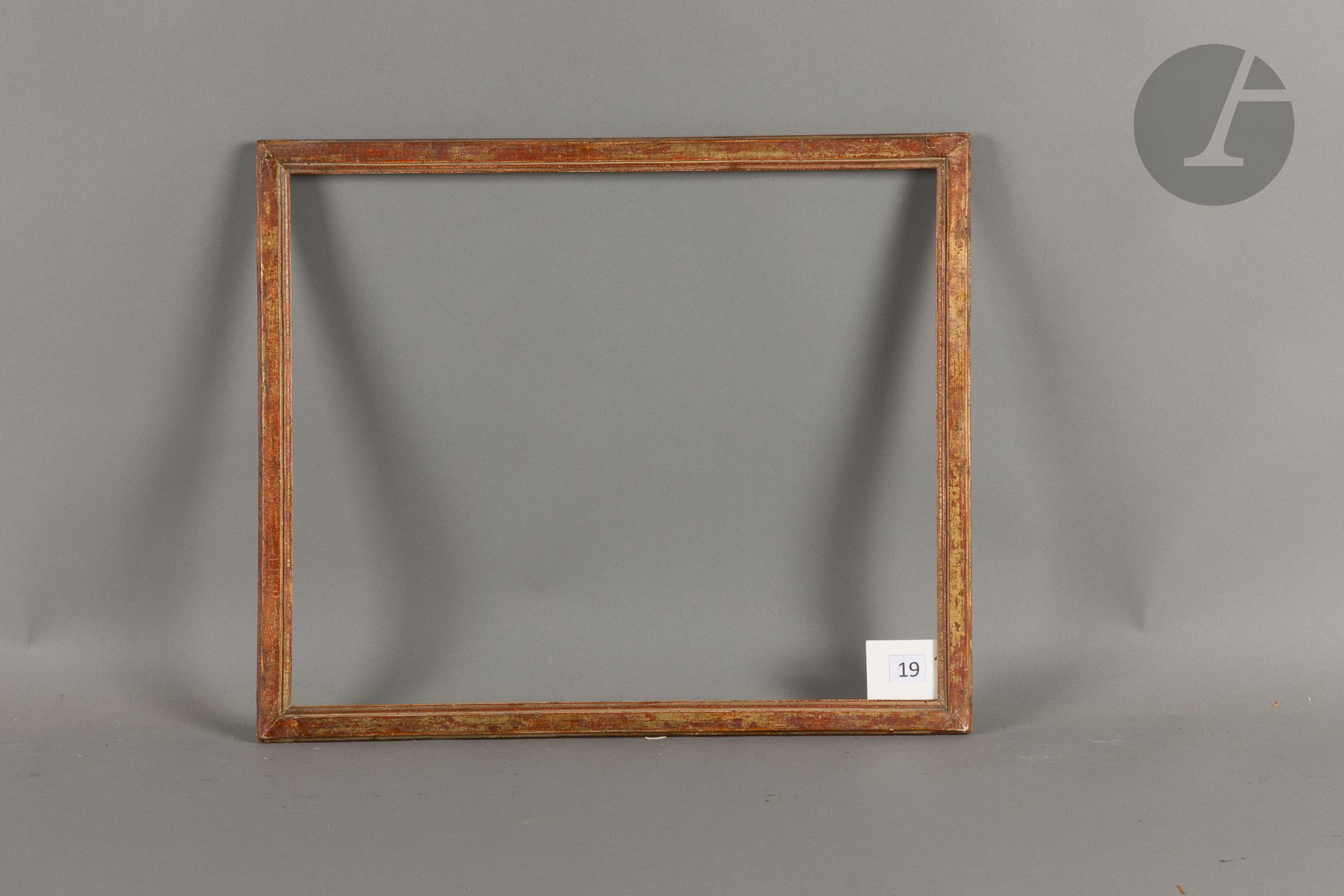 Baguette plate en bois mouluré et doré. Époque Louis XVI (usures et restaurations). 39,7 x 48,4 cm - Profil : 2,8 cm
Dimensions en fond de feuillures : 41 x 49,4 cm.