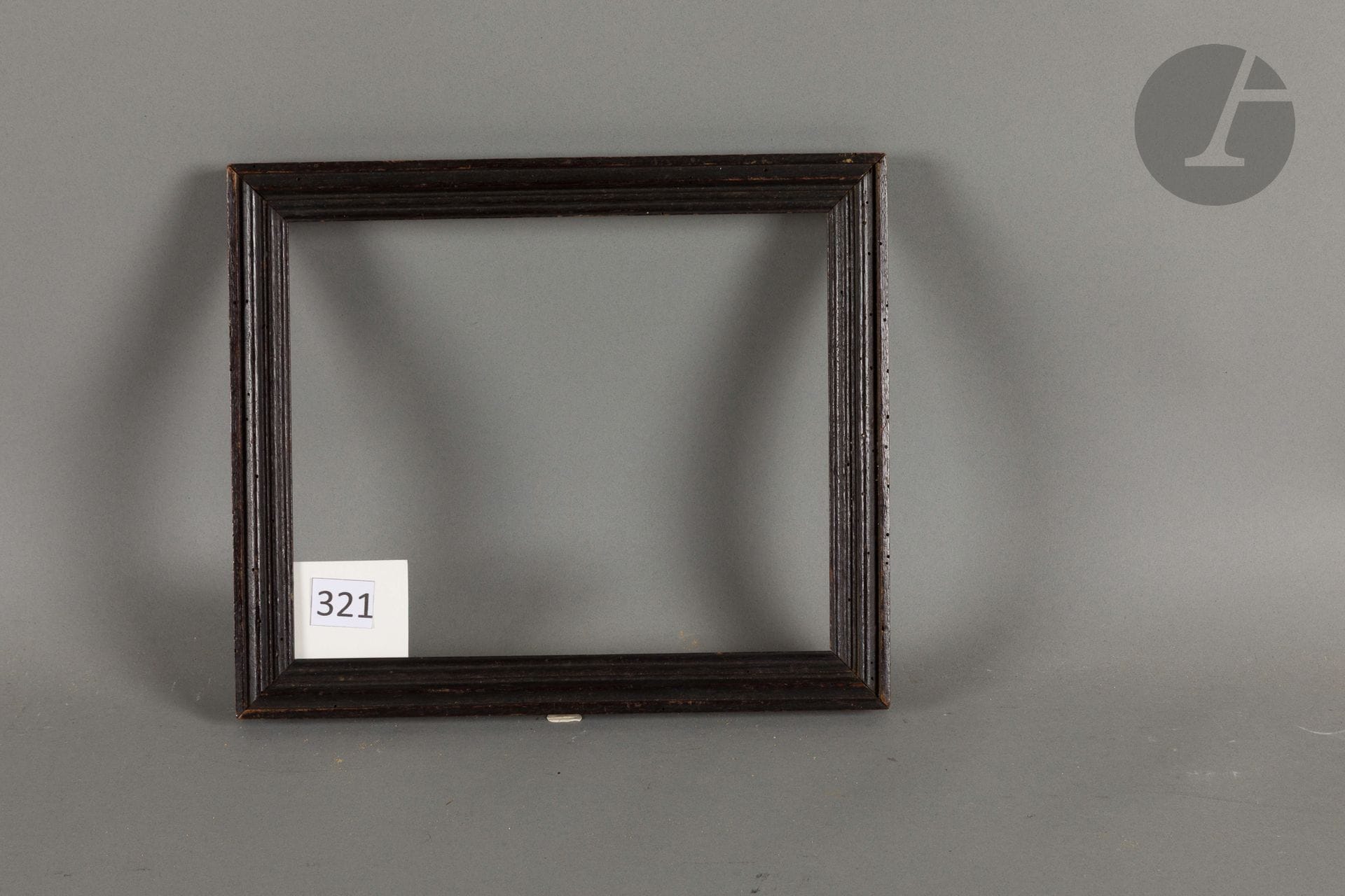 Molded and blackened wood stick. 18th century (pitting). 19.3 x 23.7 cm - Profile: 2.8 cm
Dimensions at the bottom of the leaves: 20.9 x 25.2 cm.