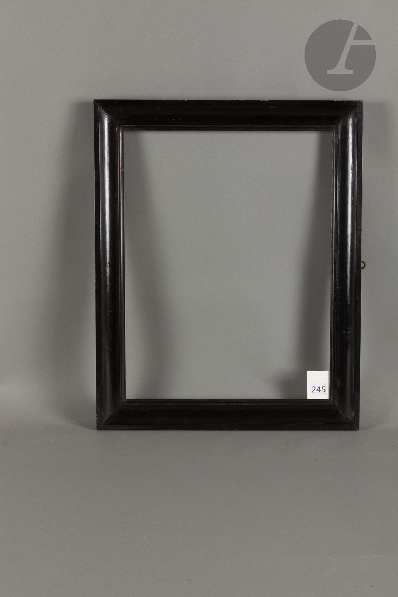 Throat in molded and blackened fruitwood. Italy, early 19th century. 36.3 x 47.2 cm - Profile: 5.1 cm
Dimensions at the bottom of the leaves: 38.4 x 49.2 cm.