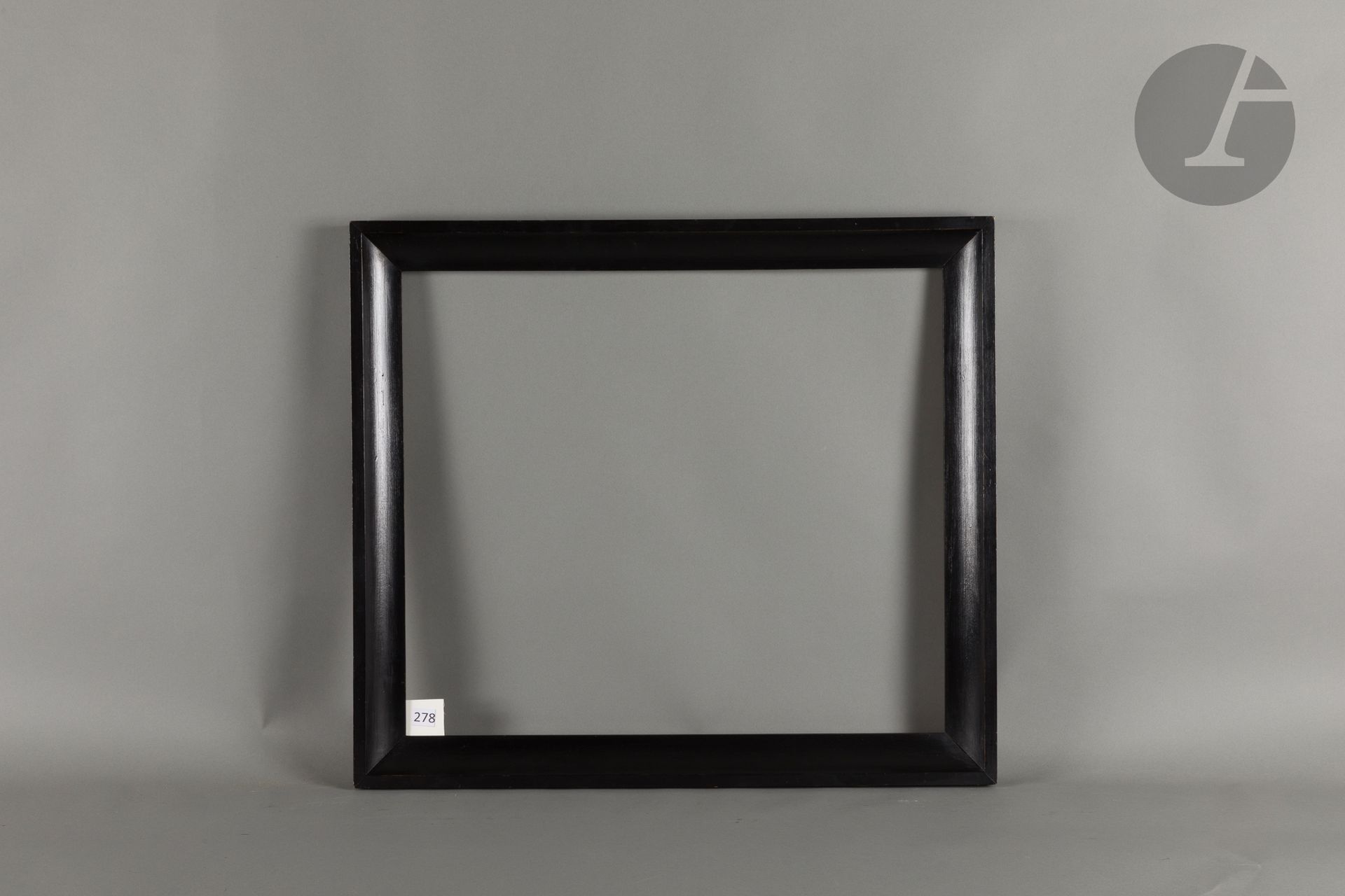 Molded and blackened wood throat. Circa 1900. 54.6 x 63.4 cm - Profile: 5.5 cm
Dimensions at the bottom of the leaves: 56.9 x 65.8 cm.