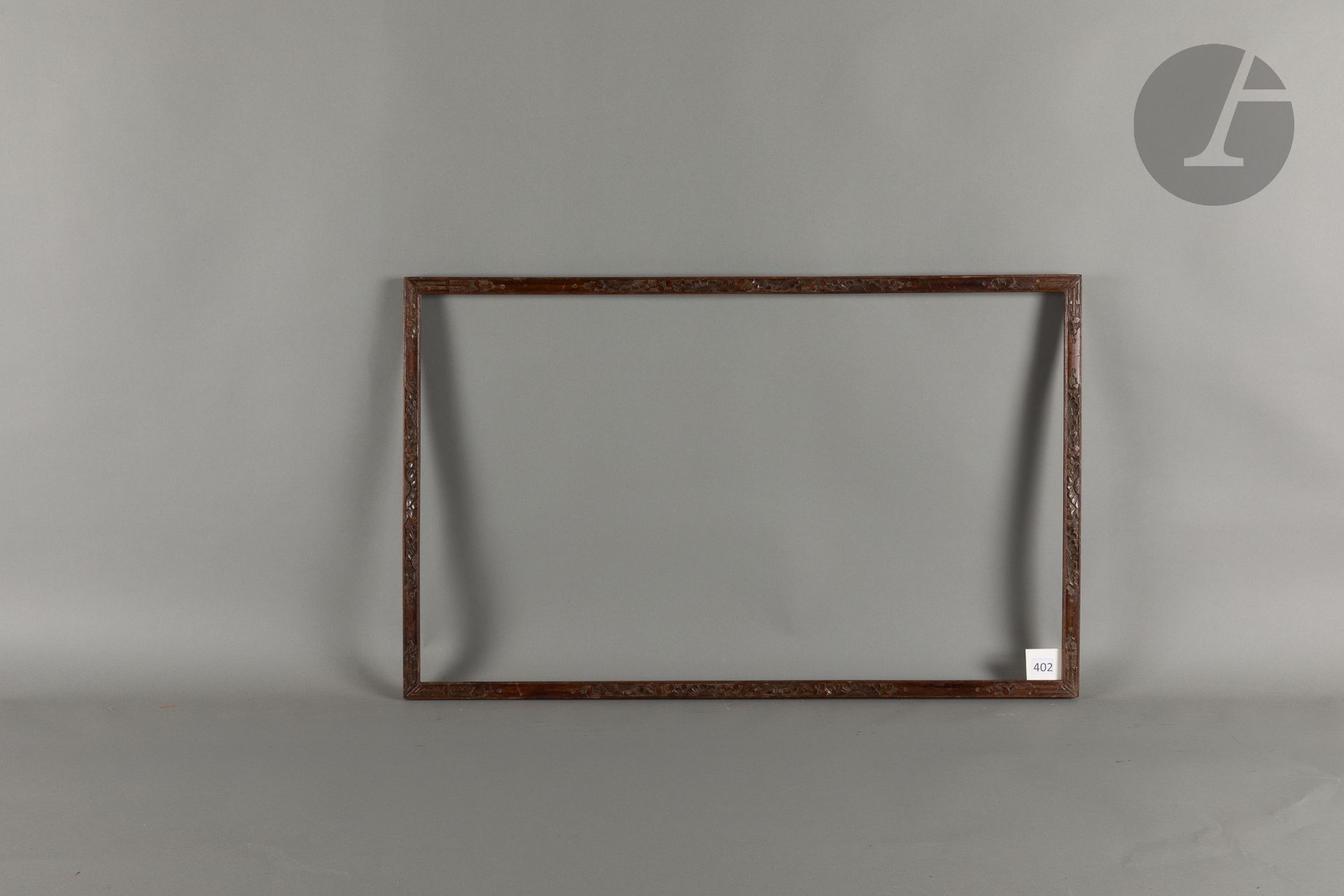 Carved exotic wood frame. China, 19th century. 51.1 x 84.5 cm - Profile: 2.3 cm
Dimensions at the bottom of the leaves: 53 x 86.4 cm.
