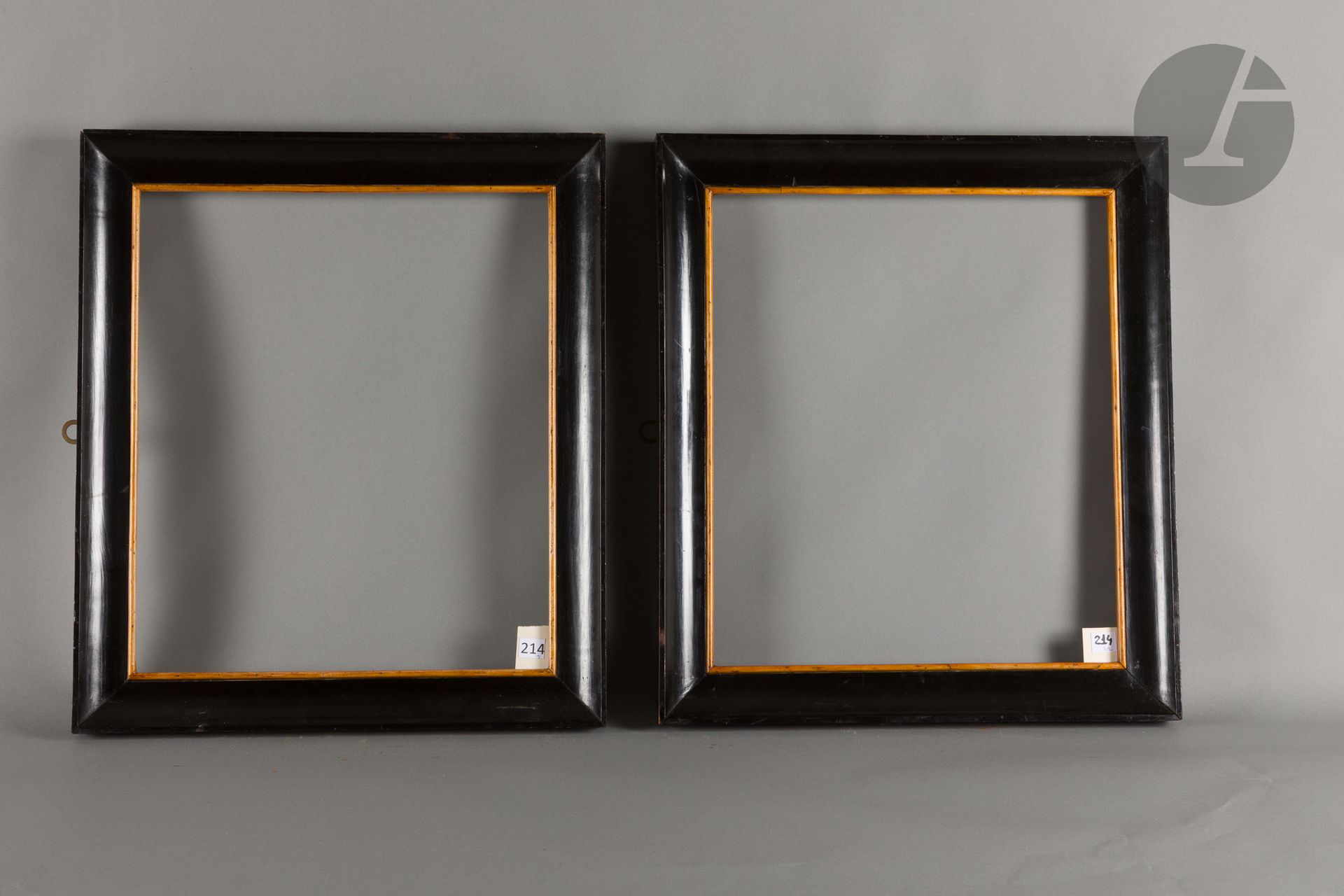 Paire de gorges en bois mouluré et noirci, vue en bois clair. Italie, début du XIXe siècle. 43 x 50,6 et 43,2 x 50,2 cm - Profil : 6 cm
Dimensions en fond de feuillures : 44,9 x 52,2 cm.