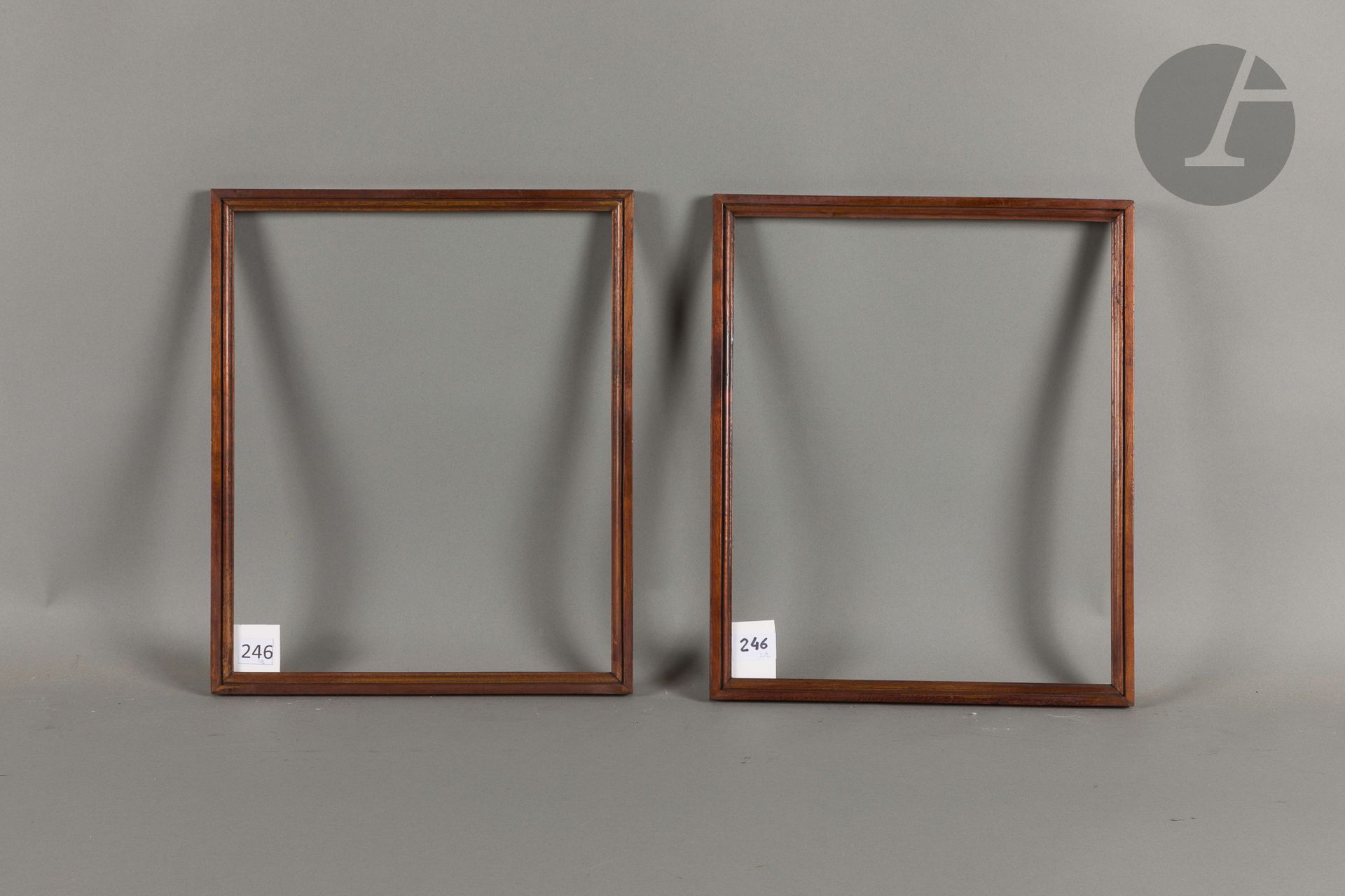 Paire de baguettes en acajou mouluré. XIXe siècle. 29,9 x 36,7 cm - Profil : 1,7 cm
Dimensions en fond de feuillures : 31,4 x 38,3 cm.