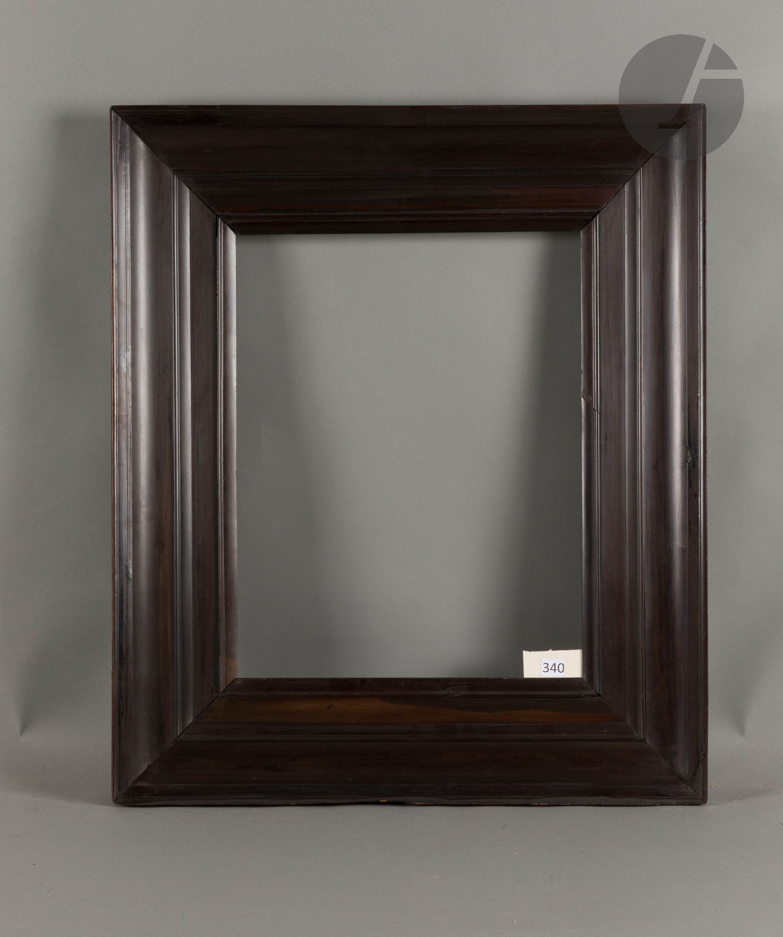 Cadre en palissandre mouluré sur une âme en sapin. Hollande XVIIe siècle (accidents, restaurations et recoupé). 40 x 51,7 cm - Profil : 14,5 cm
Dimensions en fond de feuillures : 42,6 x 54,4 cm.