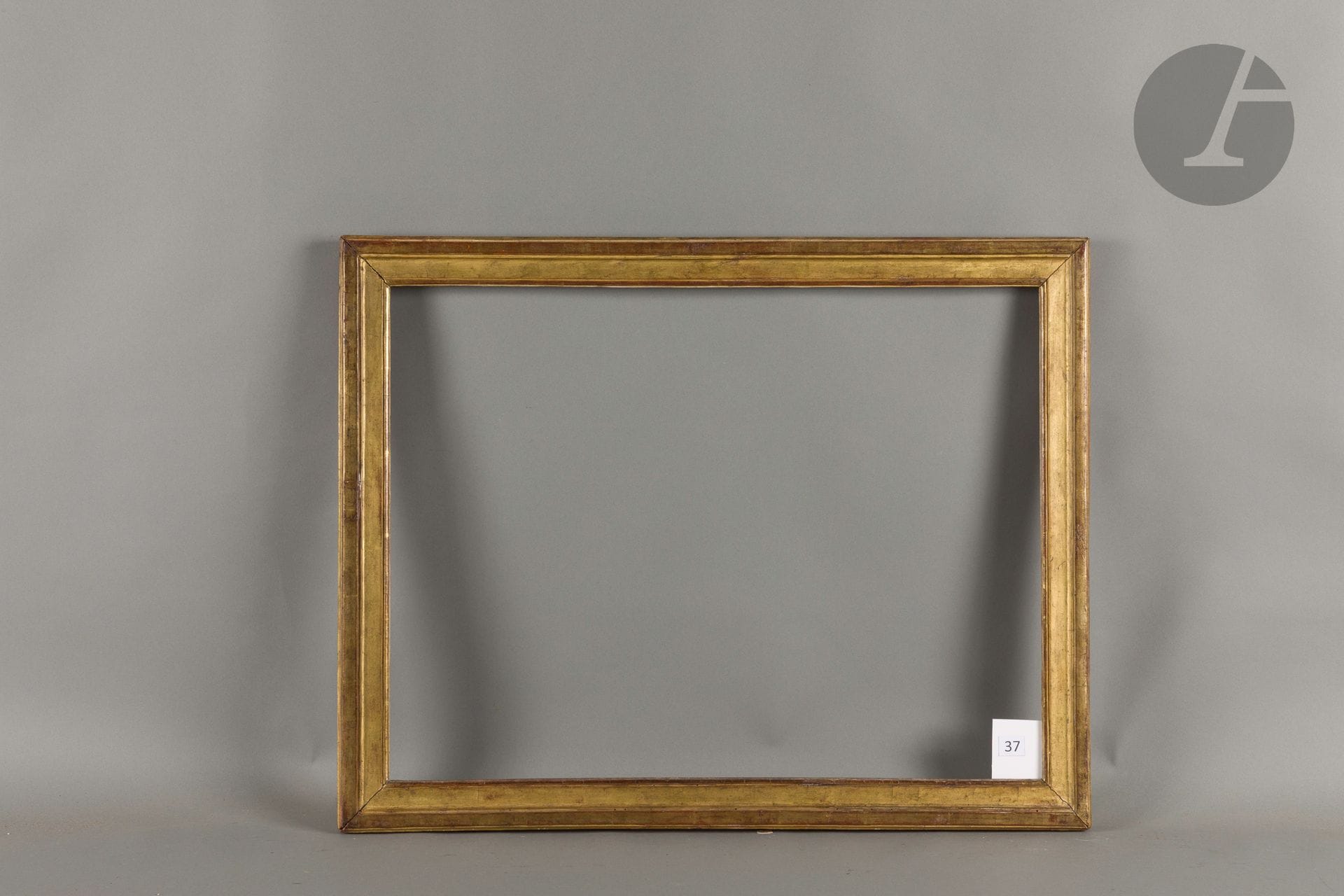Molded and gilded wood frame. Louis XVI period. 51.5 x 68 cm - Profile: 5.5 cm
Dimensions at the bottom of the leaves: 53.5 x 70 cm.