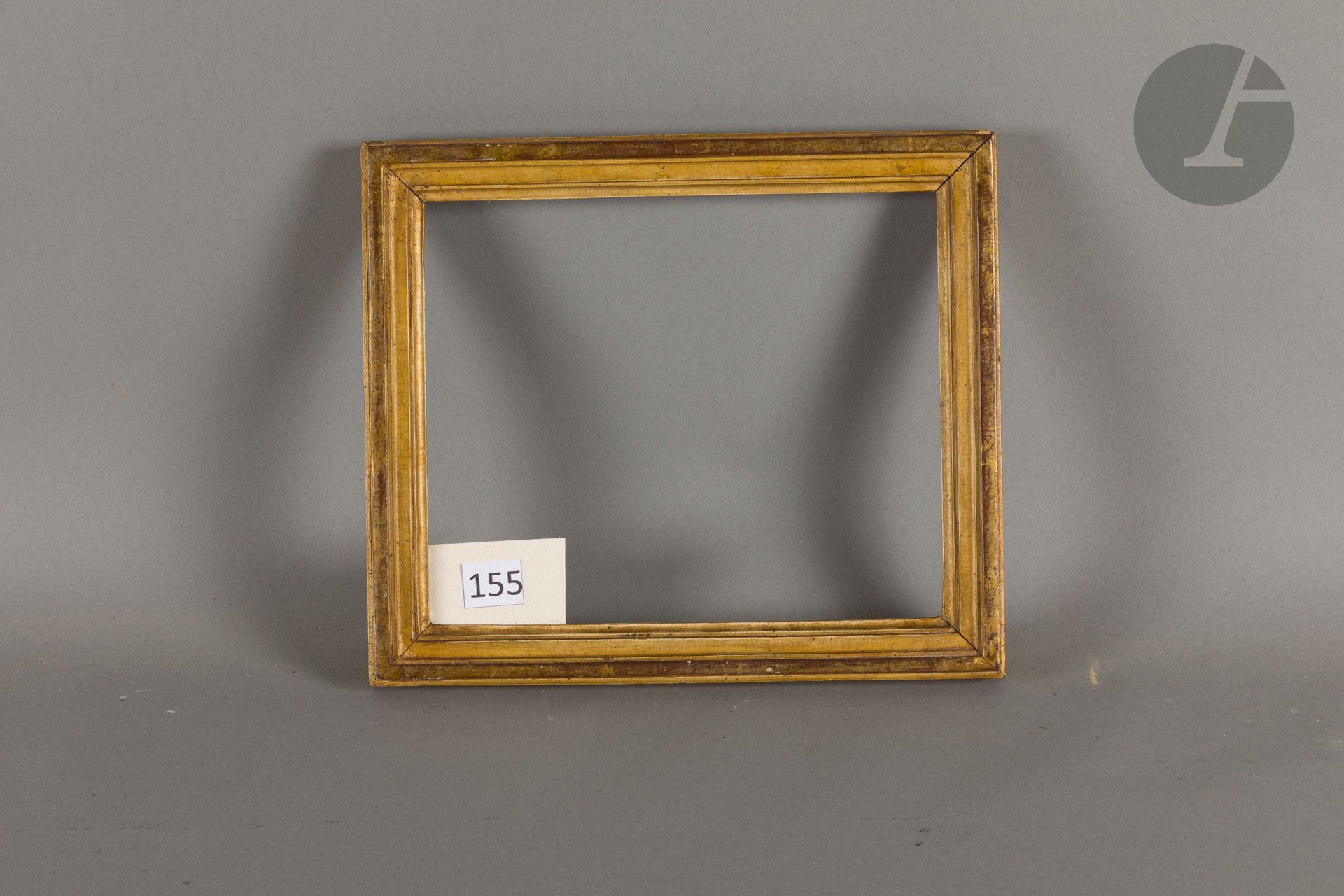 Cadre en bois mouluré et doré. Époque Louis XVI. 19,1 x 23,2 cm - Profil : 3 cm
Dimensions en fond de feuillures : 20,5 x 24,4 cm.
