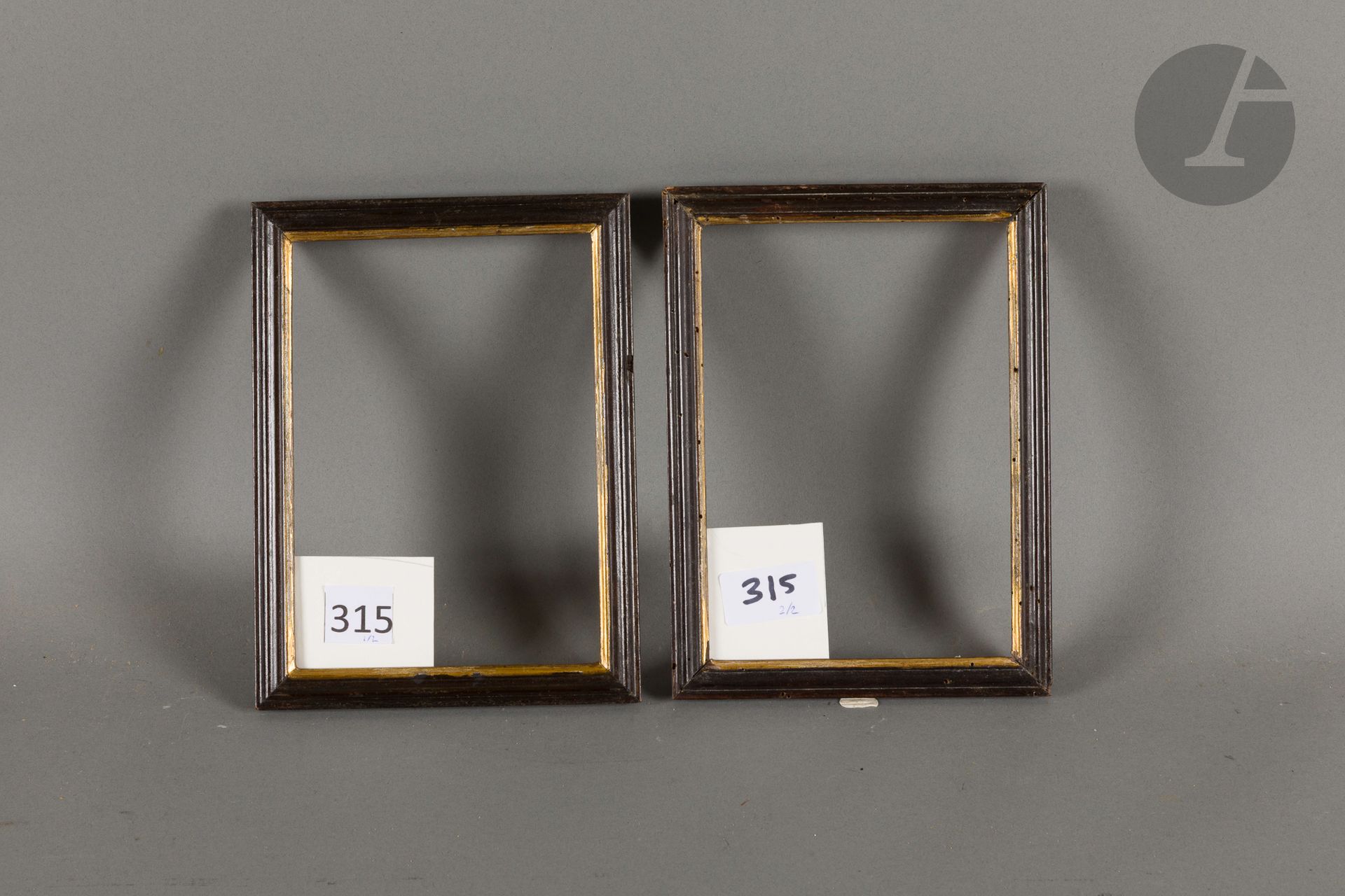Pair of gilded molded wood frames. Italy 18th century (pitting on one). 12 x 17 cm - Profile: 1.6 cm (0P) 
Dimensions at the bottom of the leaves: 12.9 x 17.9 cm.