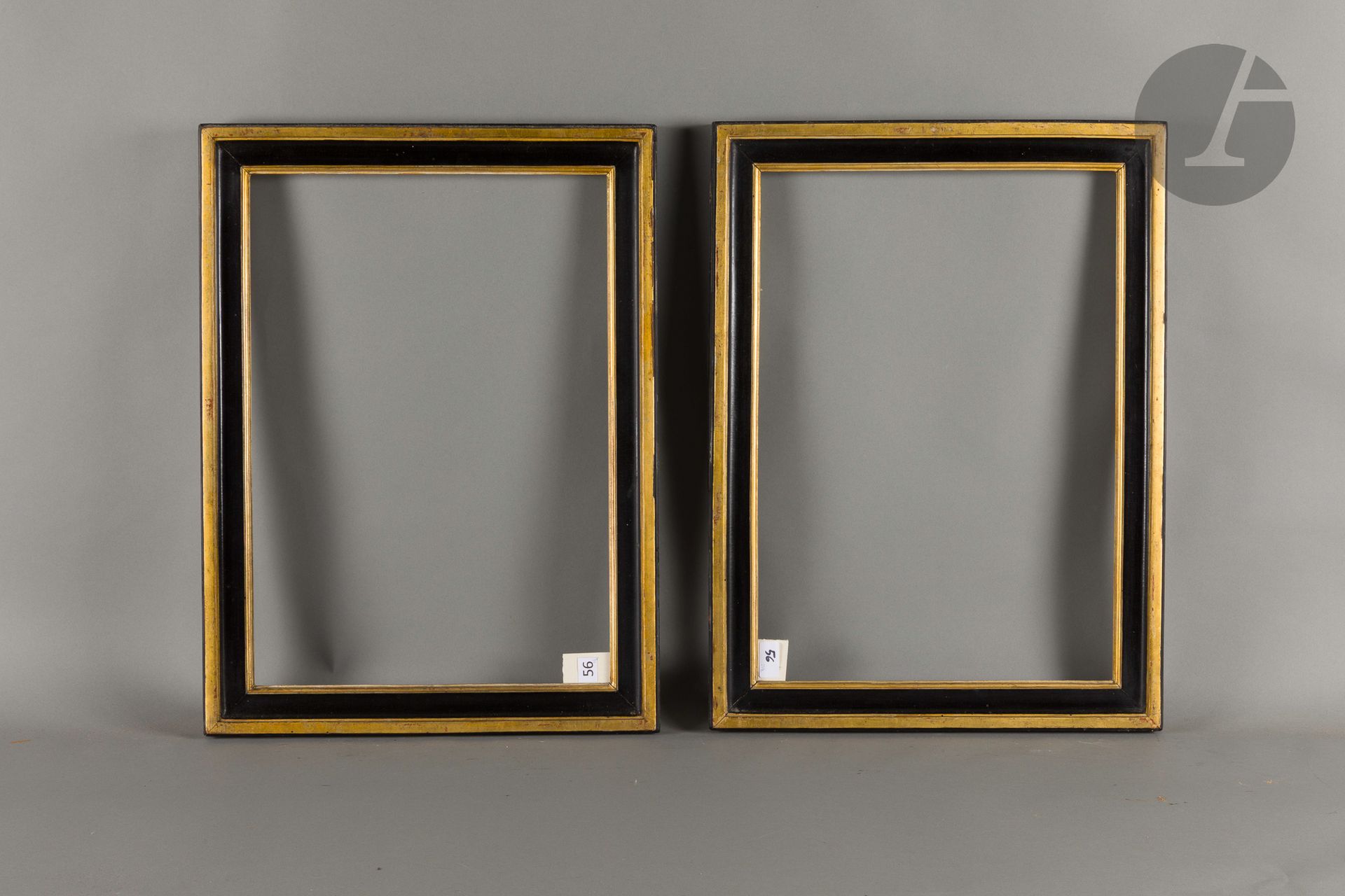 Pair of black and gold molded wood chopsticks. Late 18th century (minor accidents). 38.1 x 54.9 cm and 38.2 x 55 cm - Profile: 5.3 cm
Dimensions at the bottom of the leaves: 40.5 x 57.4 cm.