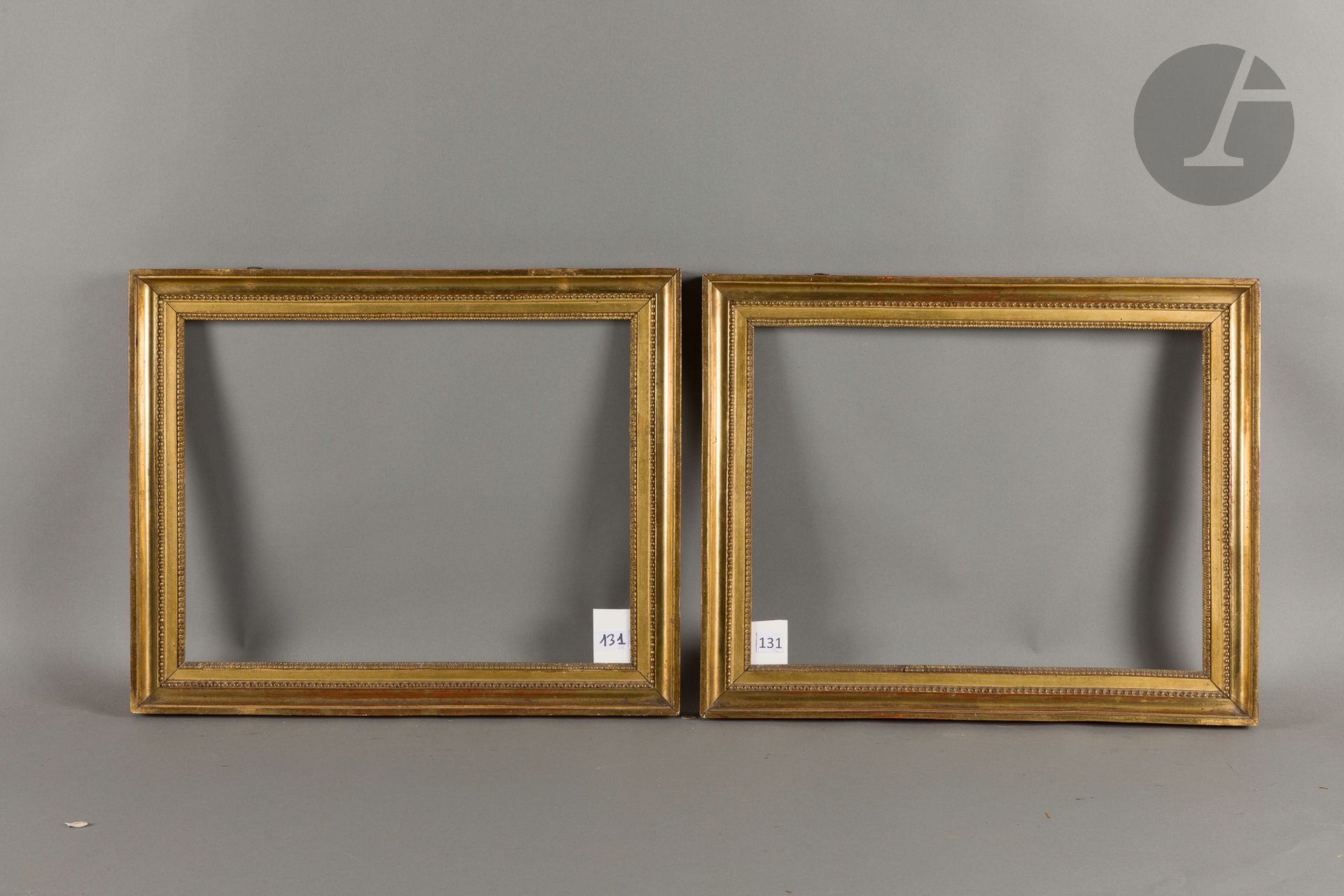 Pair of molded wood gorges decorated with rais-de-cœurs in stucco. Late 18th century. 35.7 x 47.5 cm - Profile: 5.4 cm
Dimensions at the bottom of the leaves: 38 x 49.4 cm.