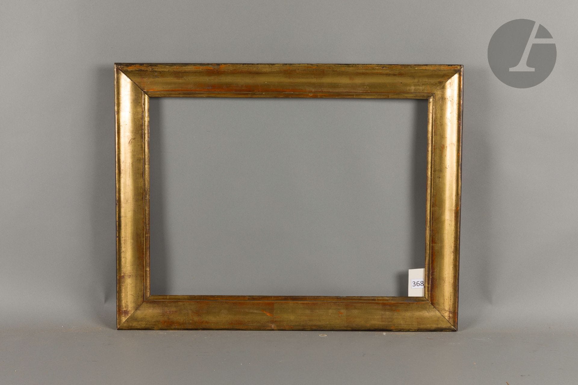 Molded and gilded wood frame. 19th century (wear). 43.7 x 60.5 cm - Profile: 7 cm (12P) 
Dimensions at the bottom of the leaves: 46.4 x 63.2 cm.