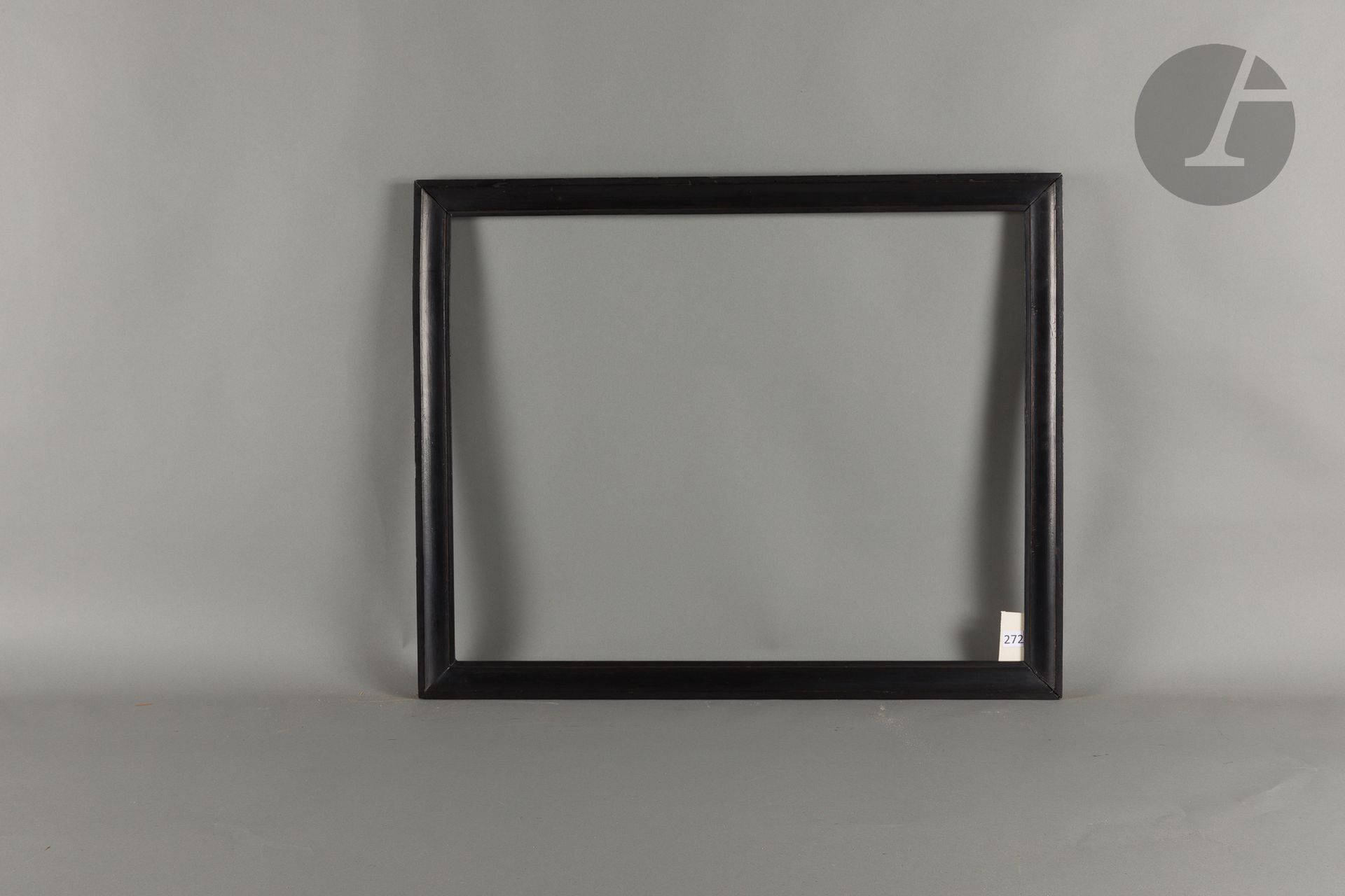 Gorge en bois fruitier mouluré et noirci. Italie XIXe siècle. 57,6 x 73,3 cm - Profil : 4,8 cm
Dimensions en fond de feuillures : 60 x 75,8 cm.
