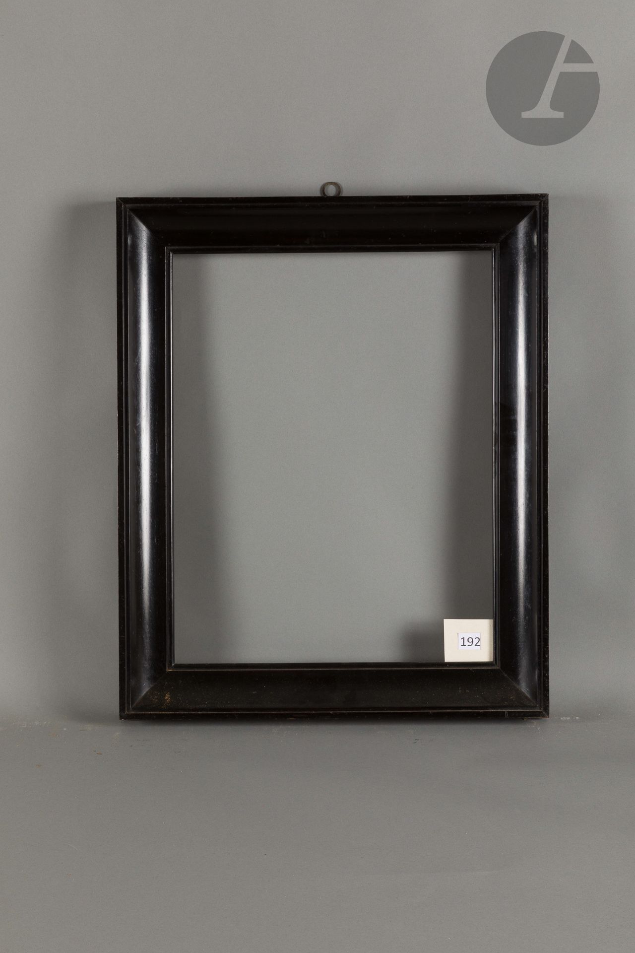 Gorge en bois mouluré et noirci. Italie, début du XIXe siècle. 39,1 x 50,3 cm - Profil : 6,6 cm
Dimensions en fond de feuillures : 41,2 x 52,3 cm.