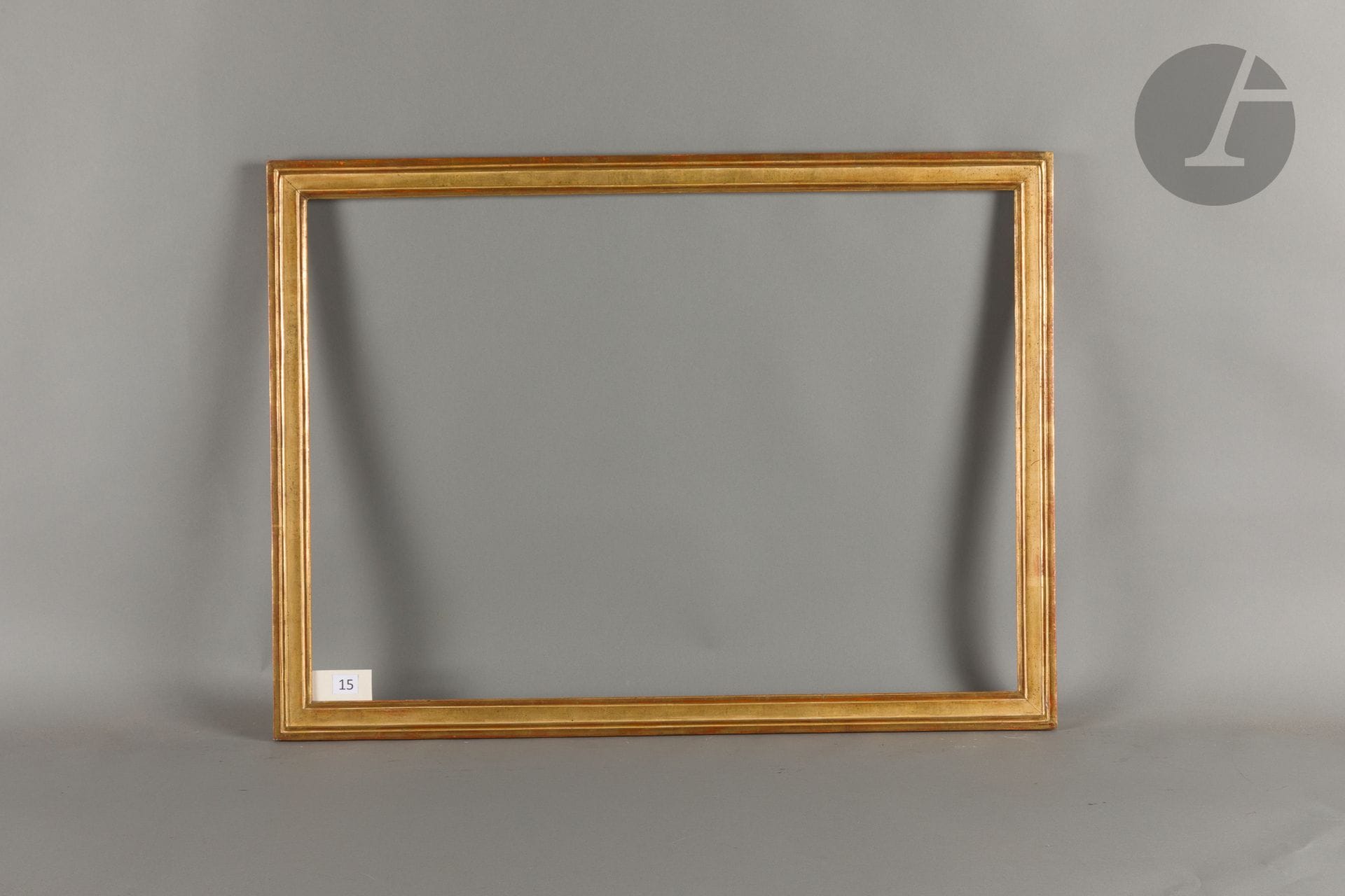 Baguette en chêne mouluré et doré. Époque Louis XVI. 53,8 x 75,7 cm - Profil : 4,3 cm
Dimensions en fond de feuillures : 55,5 x 77,3 cm.