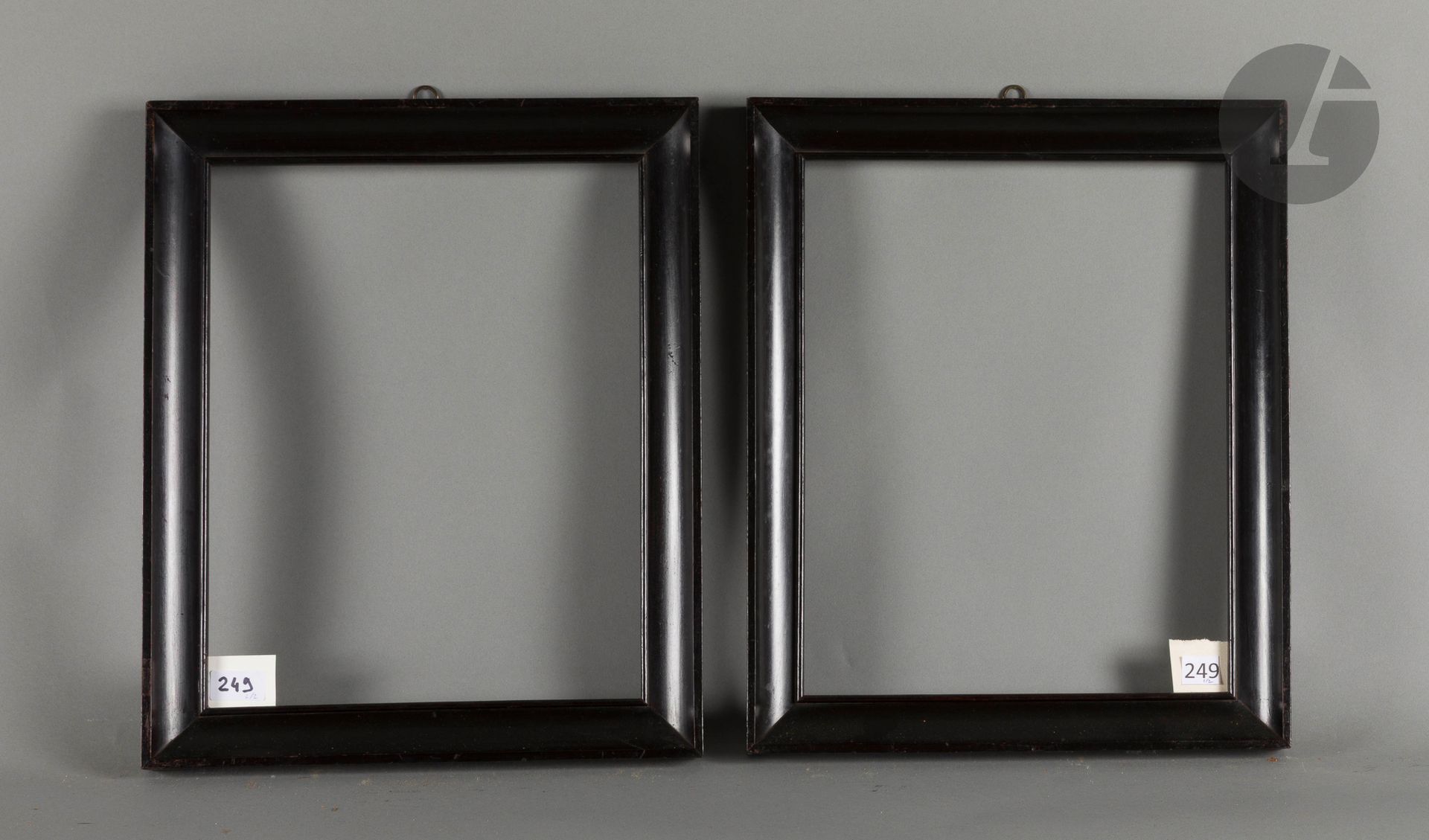 Paire de gorges en bois fruitier mouluré et noirci. Italie, début du XIXe siècle. 30,5 x 39,1 cm - Profil : 4,2 cm (6F) 
Dimensions en fond de feuillures : 33,5 x 41,7 cm.