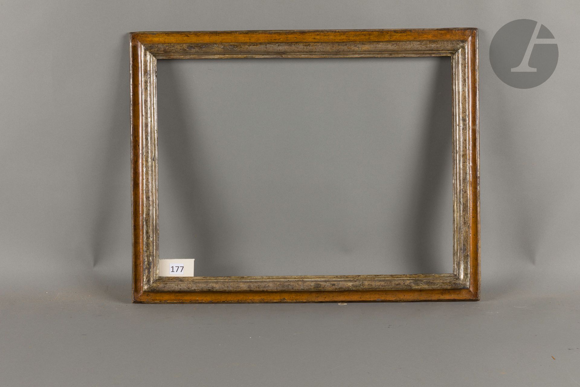 Silver and ochre molded wood frame. Italy, 18th century. 41.1 x 55.6 cm - Profile: 5 cm
Dimensions at the bottom of the leaves: 43 x 57.2 cm.