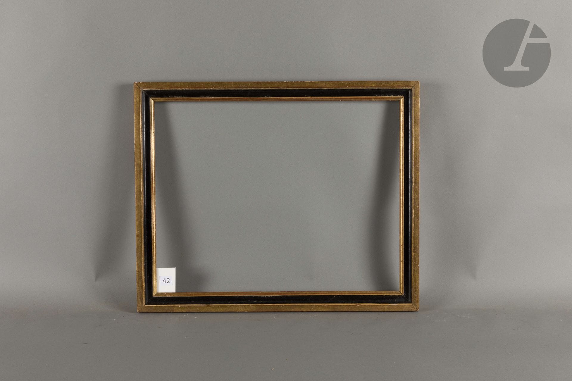 Gorge en bois mouluré noir et or. Fin du XVIIIe siècle (petits accidents). 42,2 x 53,7 cm - Profil : 4 cm
Dimensions en fond de feuillures : 44 x 55,7 cm.