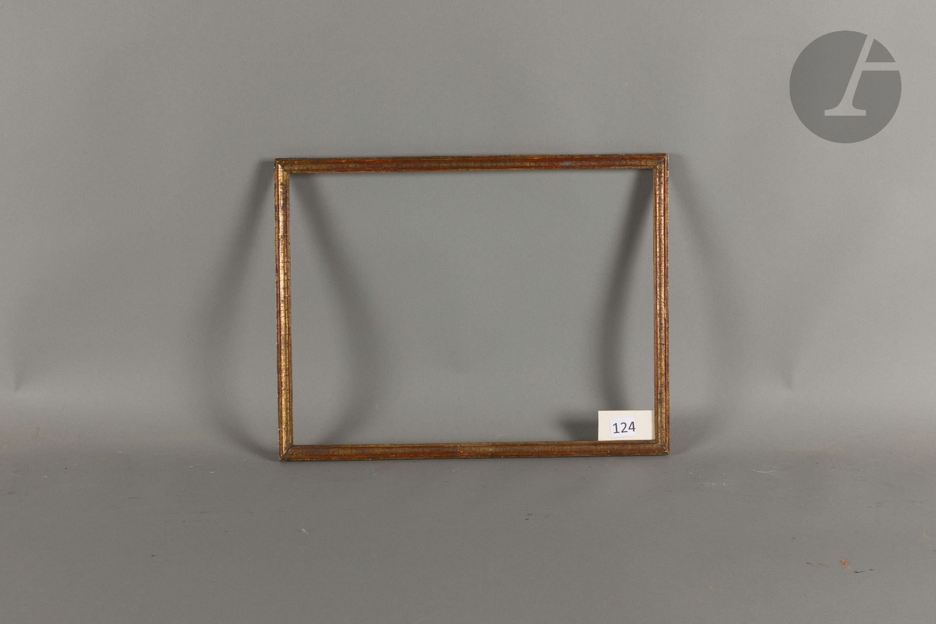 Molded and gilded wood rod. 18th century. 29.1 x 38.9 cm - Profile: 1.3 cm
Dimensions at the bottom of the leaves: 30.9 x 40.4 cm.