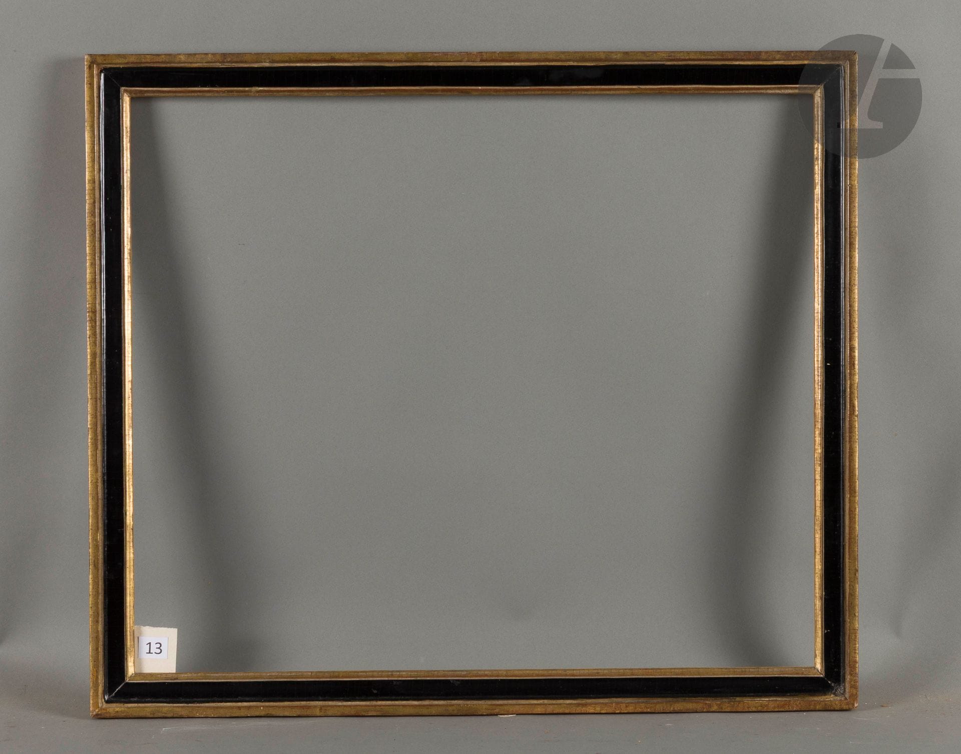 Baguette en bois mouluré noir et or. Fin du XVIIIe siècle. 54 x 63,5 cm - Profil : 4 cm (15F) 
Dimensions en fond de feuillures : 55,2 x 64,5 cm.