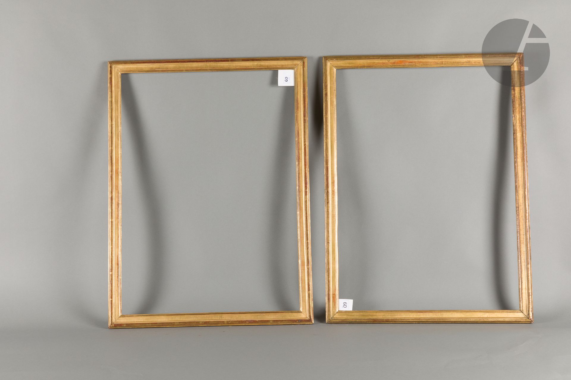 Paire de baguettes en bois mouluré et doré. Époque Louis XVI (usures). 54,2 x 75 cm - Profil : 4 cm