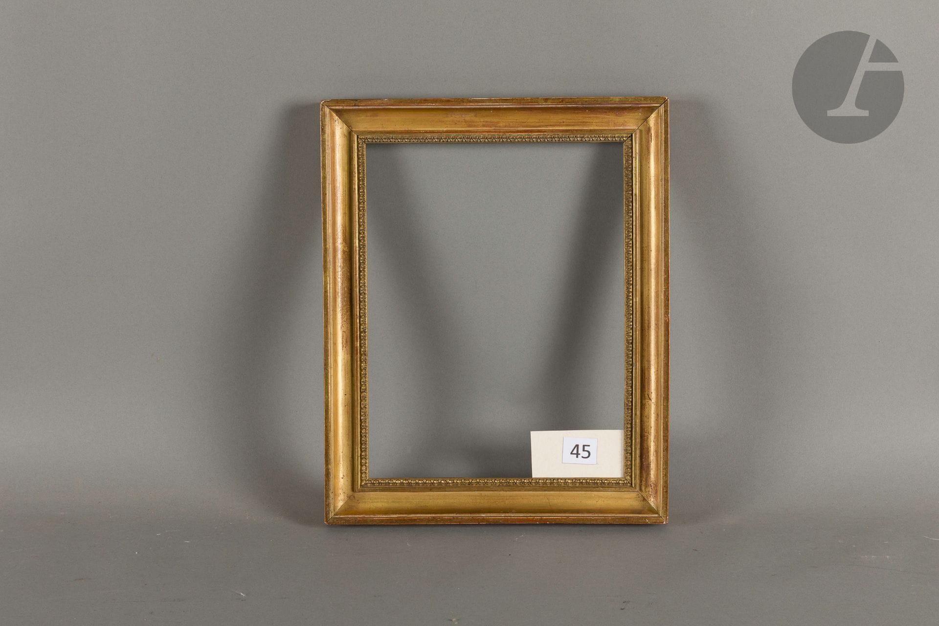 Gorge en bois mouluré et doré à décor de rais-de-cœur à la vue. Début du XIXe siècle (usures). 20 x 26,5 cm - Profil : 3,5 cm (3F) 
Dimensions en fond de feuillures : 21,5 x 27,8 cm.