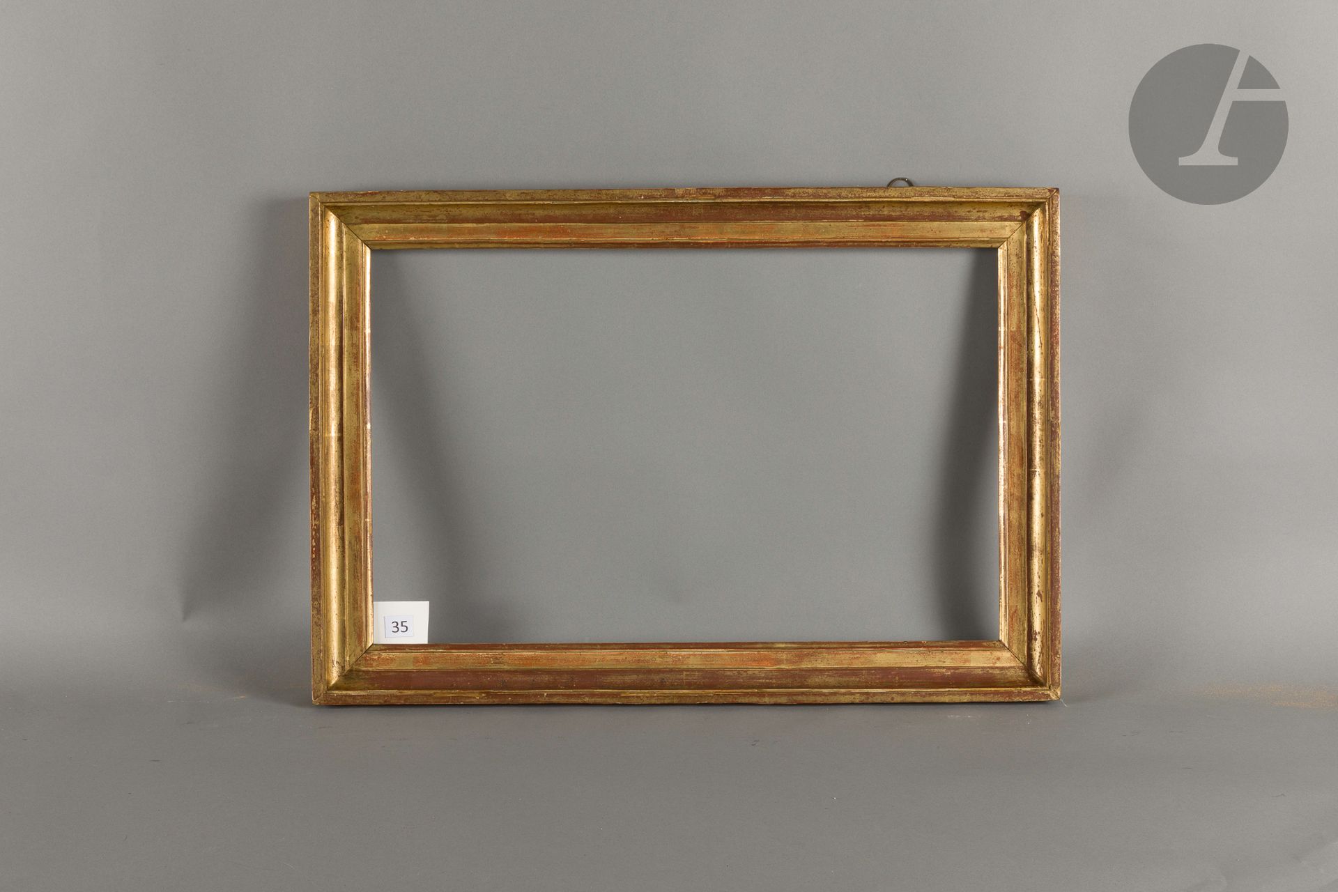 Gorge en bois mouluré et doré. Fin du XVIIIe siècle (usures). 38,2 x 60,5 cm - Profil : 5 cm
Dimensions en fond de feuillures : 39,6 x 62,2 cm.