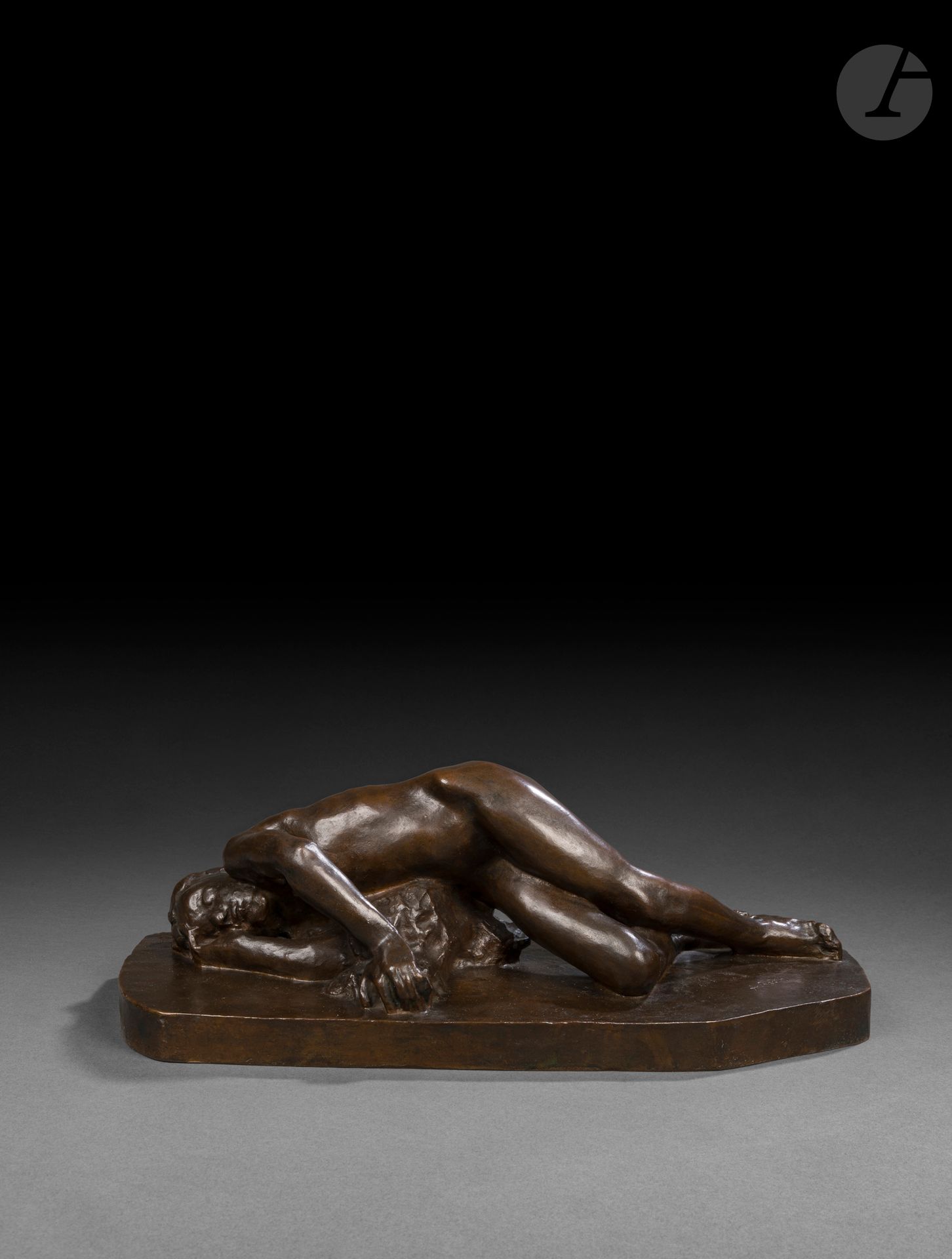 Auguste Rodin (1840 - 1917)
Nu féminin couché sur le côté, dit la Fatigue
Modèle créé avant 1884, fonte posthume de 1931
Bronze à patine brune
Signé « A. Rodin » et numéroté « 1/12 » sur la base, à l’avant du pied
Porte la marque du fondeur « ALEXIS. RUDIER. / Fondeur. / PARIS » sur le bord de la terrasse et porte
le cachet en relief « A. Rodin » à l’intérieur
Porte une étiquette portant l’inscription « La Fatigue » à l’intérieur
H. : 17 cm, L. : 51 cm, P. : 19,5 cm

Provenance : 
Ancienne collection Maurice Fenaille 
Vente Piasa 21 juin 2006
Galerie Univers du Bronze, Paris 
Collection particulière.

Littérature en rapport :
Claudie Judrin, Rodin et les écrivains de son temps : sculptures, dessins, lettres et livres du fonds Rodin, cat. exp., Paris, musée Rodin, 23 juin – 18 octobre 1976, Paris, musée Rodin, 1976, p. 63
Éric Hoppenot, « Auguste Rodin et la littérature française du XIXème siècle », dans Alberto Fiz (dir.), Rodin et les écrivains : Dante, Balzac, Hugo, Baudelaire, cat. exp., Aosta, Centro Saint-Bénin, 18 décembre 2004 – 3 avril 2005, Milan, Arte & cultura, 2004, pp. 65-69

Bibliographie :
Antoinette Le Normand-Romain, Les Bronzes de Rodin. Catalogue des œuvres au Musée Rodin, 2 volumes, Paris, Musée Rodin, RMN, 2007, vol.1, modèle répertorié sous le n° S486, p.355-366, notre exemplaire cité p. 355. 

Œuvres en rapport :
Auguste Rodin, La Fatigue, avant 1888, plâtre, H. 17 x L. 51,5 x P. 22,5 cm, Paris, musée Rodin, inv. S.03059
Auguste Rodin, La Fatigue, 1887, plâtre, H. 17 x L. 51,5 x P. 21,3 cm, Paris, musée Rodin, inv. S.02888
Auguste Rodin, La Fatigue, 1887, plâtre, dédicacé « A mon ami Dayot. Rodin. », H. 17 x L. 48,4 x P. 21 cm, Paris, musée Rodin, inv. S.02223
Auguste Rodin, La Fatigue, modèle de fonderie en plâtre couvert d’agent démoulant (fonderie Godard), H. 17 x L. 51,5 x P. 21,3 cm, Paris, musée Rodin, inv. S.02961
Auguste Rodin, La Mort d’Enguerrande et de Gaëtan, 1884, plume et encre sur papier vélin, signé « A. Rodin » en bas à gauche, H. 14,9 x L. 26,6 cm, Paris, musée Rodin, inv. D.09449
D’après Auguste Rodin, Enguerrande pour Les Fleurs du Mal, gravure, H. 28,2 x L. 15 cm, Paris, musée Rodin, inv. G.09479

Autres bronzes conservés dans des collections publiques :
Auguste Rodin, Nu féminin couché sur le côté droit, dit La Fatigue, fonte en 1931, bronze, signé « A. Rodin », inscrit « Alexis Rudier / Fondeur. Paris », porte la marque « A. Rodin » à l’intérieur, Paris, musée Rodin, inv. S.00486
Auguste Rodin, La Fatigue, modèle avant 1884, fonte par Georges Rudier en 1974, bronze, signé « A. Rodin », inscrit « Georges. Rudier / Fondeur Paris », inscrit « (c) by Musée Rodin 1974 », numéroté « 5/12 », H. 15,88 x L. 20,96 x P. 52,07 cm, Stanford, Cantor Arts Center, inv. 1992.152
Auguste Rodin, La Fatigue, bronze, signé « Rodin », inscrit « Alexis Rudier Fondeur Paris », dim. 16 x 51 x 19 cm, Le Caire, musée Mahmoud Khalil, inv. 40S.
Très proche de la figure de La Misère avec laquelle elle est parfois confondue, La Fatigue représente un nu féminin couché sur le flanc droit, la tête reposant sur le bras droit replié, tandis que le bras gauche prend appui sur un tertre. L’attitude d’abandon du corps alangui traduit un épuisement intérieur empreint d’une mélancolie gracieuse.
Si l’on ne connaît pas exactement la date de création de cette figure, Rodin en reprend la silhouette de dos en 1884 pour illustrer la fin tragique d’Enguerrande et de Gaëtan, héros du poème dramatique Enguerrande d’Émile Bergerat.
Entre octobre 1887 et janvier 1888, Paul Gallimard commande l’illustration d’un exemplaire des Fleurs du Mal de Charles Baudelaire au sculpteur, qui reprend dans les marges plusieurs de ses sculptures et dessins issus de ses recherches sur Dante pour La Porte de l’Enfer. On y retrouve La Fatigue ornant le poème La Martyre.
Cette association évoque la source d’inspiration de Rodin : la célèbre sainte Cécile sculptée par Stefano Maderno pour l’église Santa Cecilia in Trastevere, à Rome, que le sculpteur a très probablement admirée lors de son voyage en Italie pendant l’hiver 1875-1876. C’est d’ailleurs sous le titre « Martyre chrétienne » que, peu après sa présentation à la galerie Georges Petit en 1889, le marchand en commande une version en marbre.
Attaché à la pratique d’assemblage, Rodin réunit La Fatigue et l’un des fils d’Ugolin lors d’une exposition à la galerie Georges Petit en 1886. En 1899, elle intègre de manière verticale le groupe La Terre et la Lune. En 1905, elle se transforme en Adam endormi aux côtés d’Ève dans le groupe Adam et Ève. 
De ce modèle, deux bronzes ont probablement été exécutés par Griffoul et Lorge en 1889 et 1898. Trois bronzes, dont notre bel exemplaire issu d