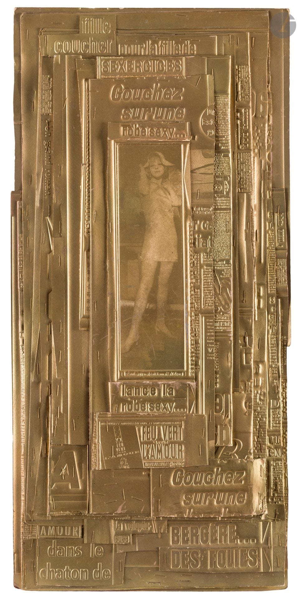 Jean KAPERA (1924-1986)
Sexercices, vers 1970
Agrafages de flans de presse dorés.
Non signé.
67,5 x 31,5 cm

Exposition : 
Rétrospective Kapera, Hommage à la lettre, musée de Morlaix, Centre d'action Culturelle de Saint-Brieuc, avril-mai 1987, reproduit dans le catalogue p. 32 sous le n°76.