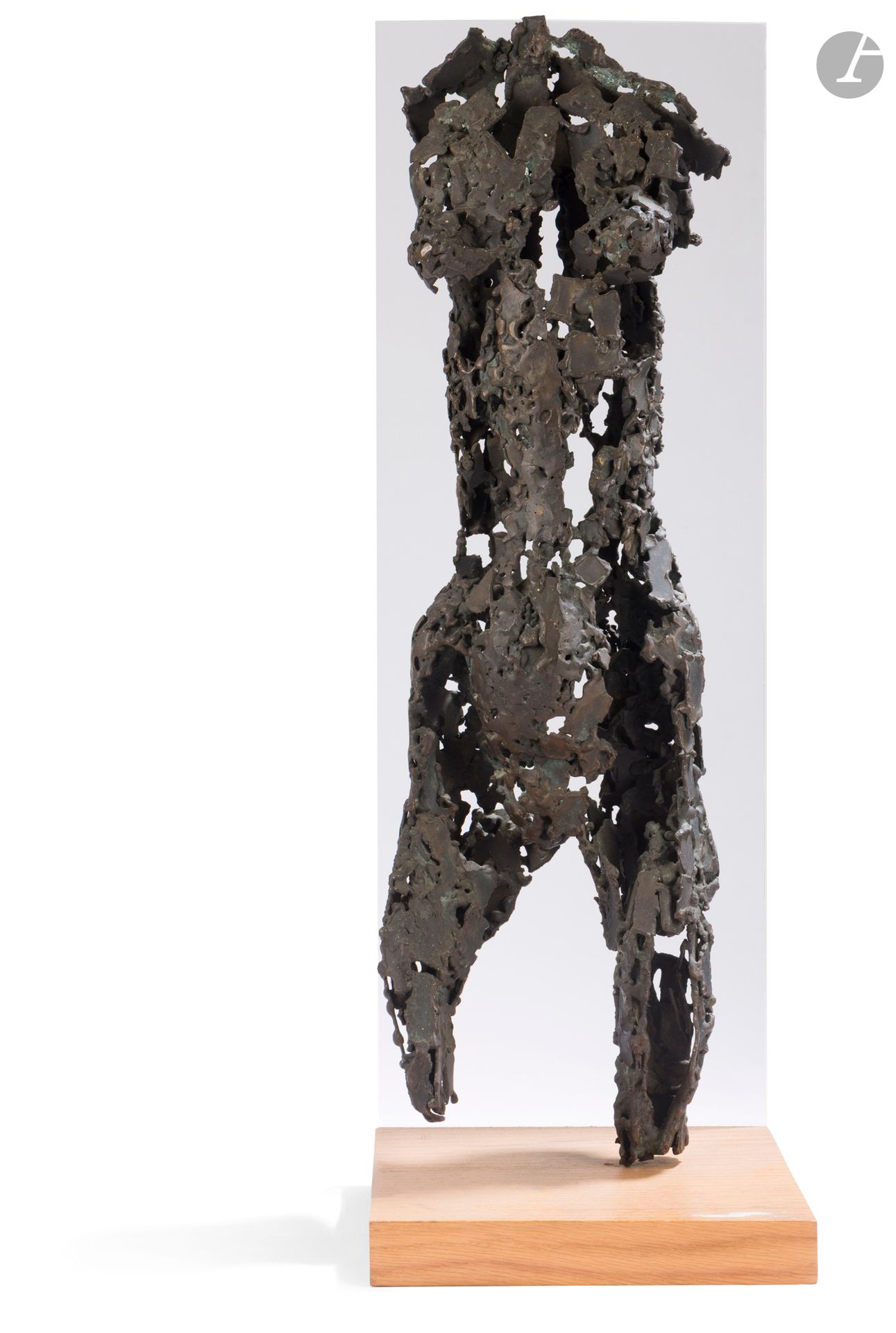 Olivier DESCAMPS (1920-2003)
Femme nue, 1957
Openwork bronze proof with brown patina.
Monogrammed and dated on the left leg.
71 x 20 x 13 cm

Bibliography 
Luc Estang, Jacqueline Bador / Olivier Descamps, Paris, Cid, reproduced on the cover.