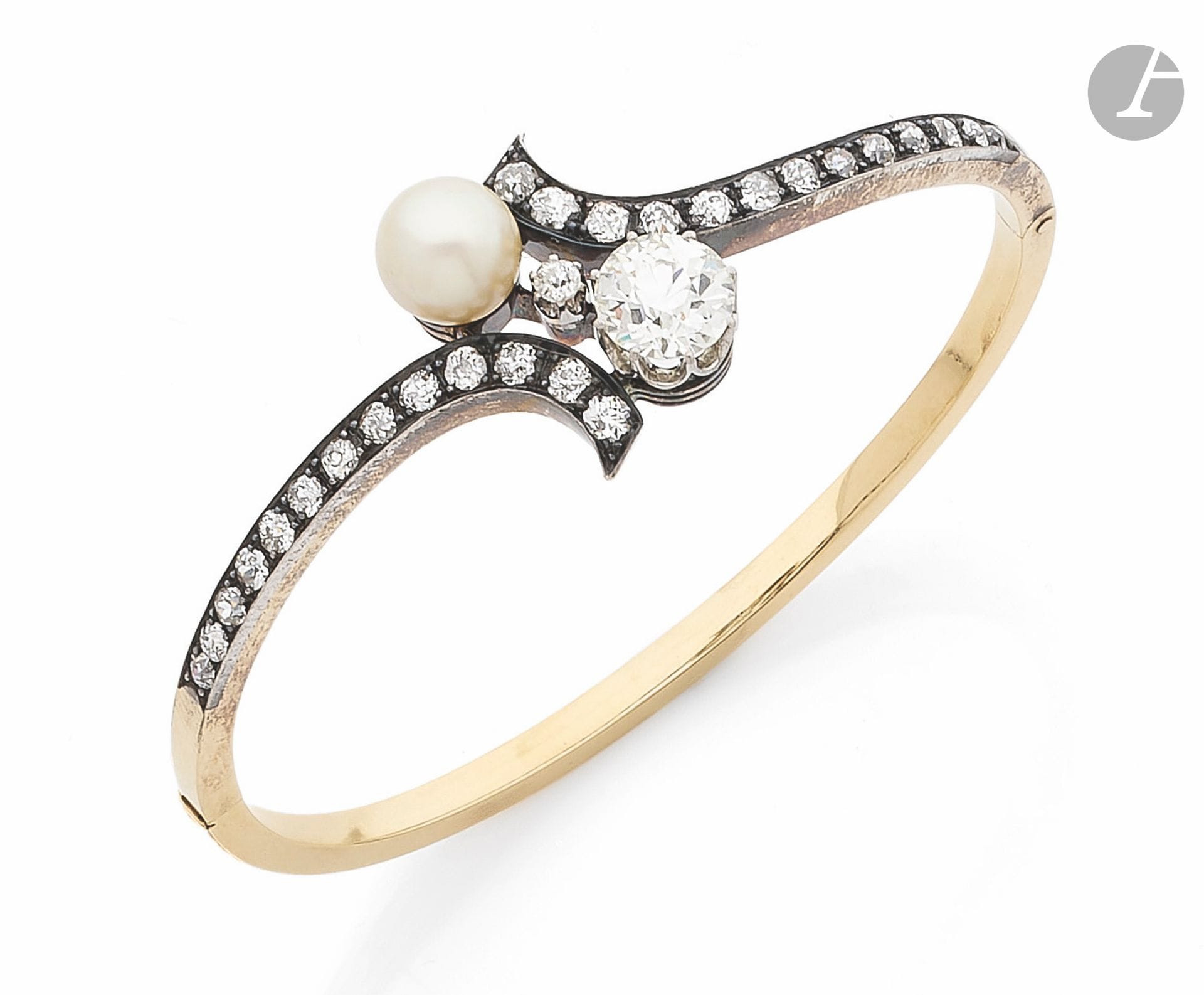 Bracelet ouvrant en or 18K (750), serti d'un diamant rond de taille ancienne et d'une perle peut-être fine, agrémenté de lignes de diamants arrondis de taille ancienne. Travail français de la fin du XIXe siècle. Conservé dans son écrin. Longueur : 17 cm environ. Dimensions du diamant : 7,7 x 7,6 x 4,9 mm environ. Poids brut : 15 g
