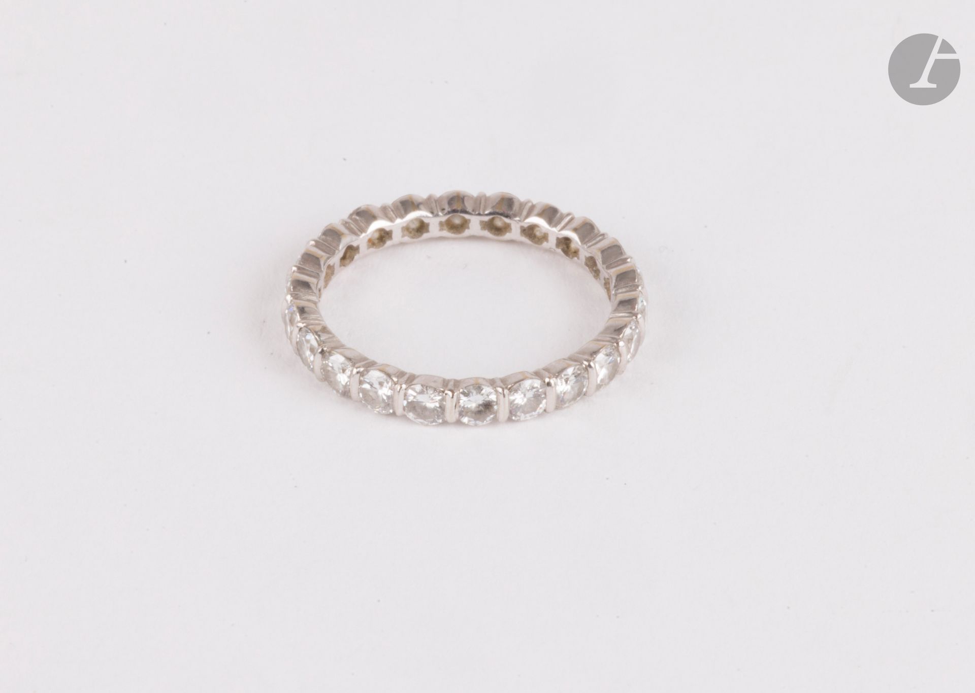 American wedding band in 18K (750) white gold and platinum, set with round brilliant-cut diamonds. Finger size: 52. Gross weight: 2.1 g
