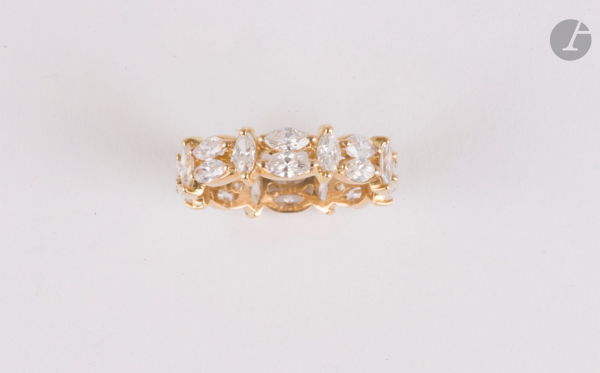 Wedding band in 18K (750) gold, set with navette-cut diamonds. Finger size: 53/54. Gross weight: 3.3 g (knocks with missing material)
