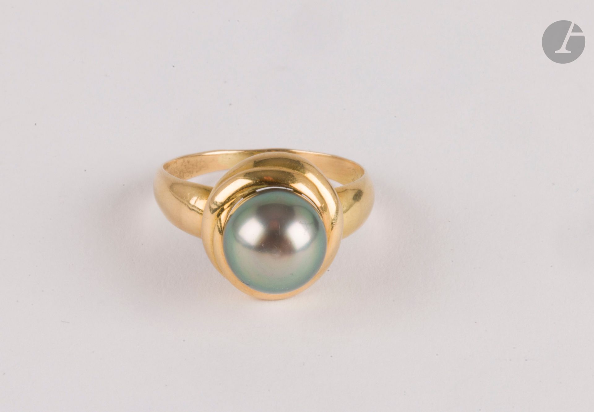 Ring in 18K (750) gold, set with a Tahitian cultured pearl. Finger size: 54/55. Gross weight: 4.2 g (scratches, slight traces of wear, traces of cutting)