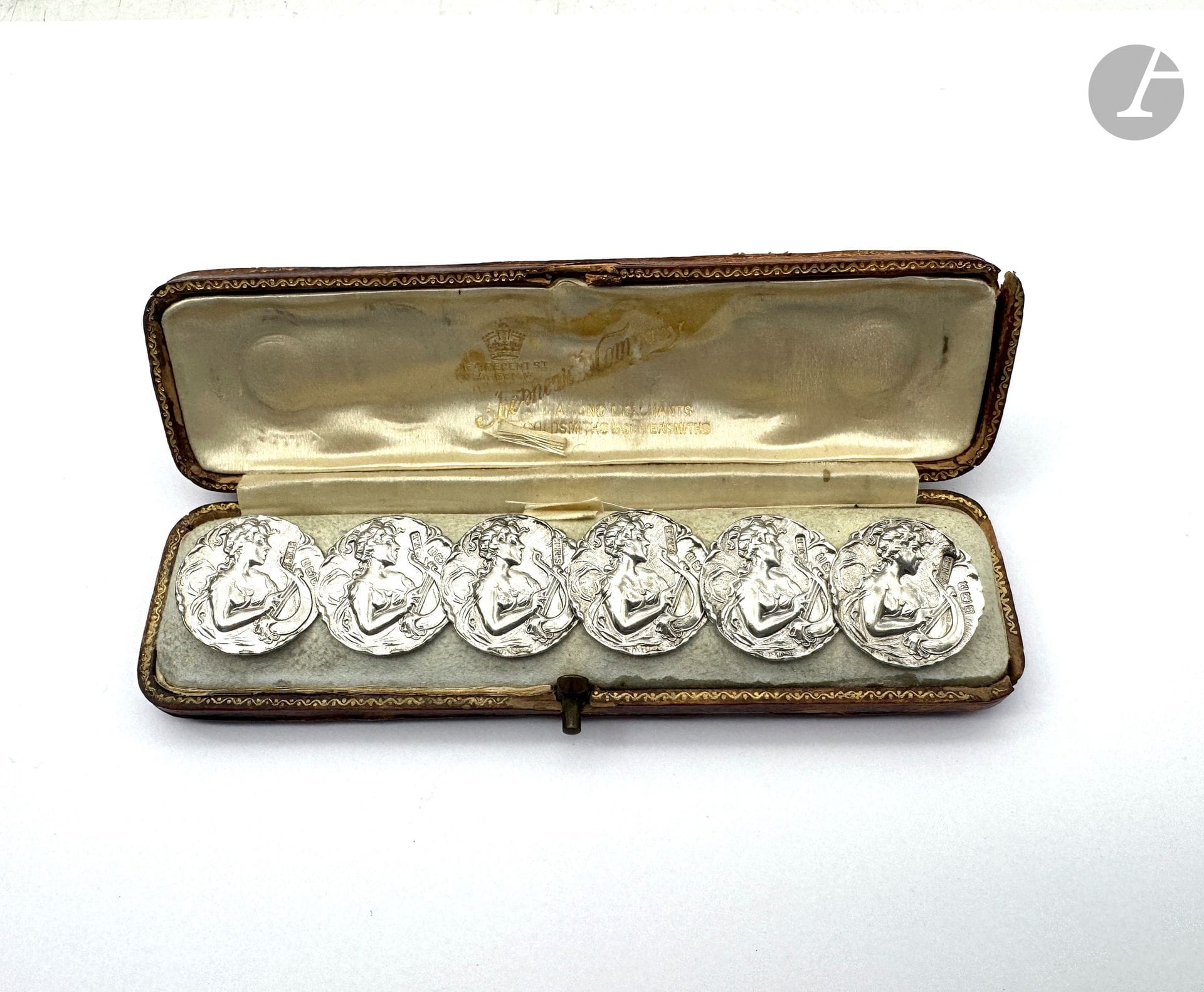 Set of 6 silver buttons, each featuring a young woman holding a lyre. Preserved in their original case. Diameter: approx. 2 cm. Weight : 15.5 g