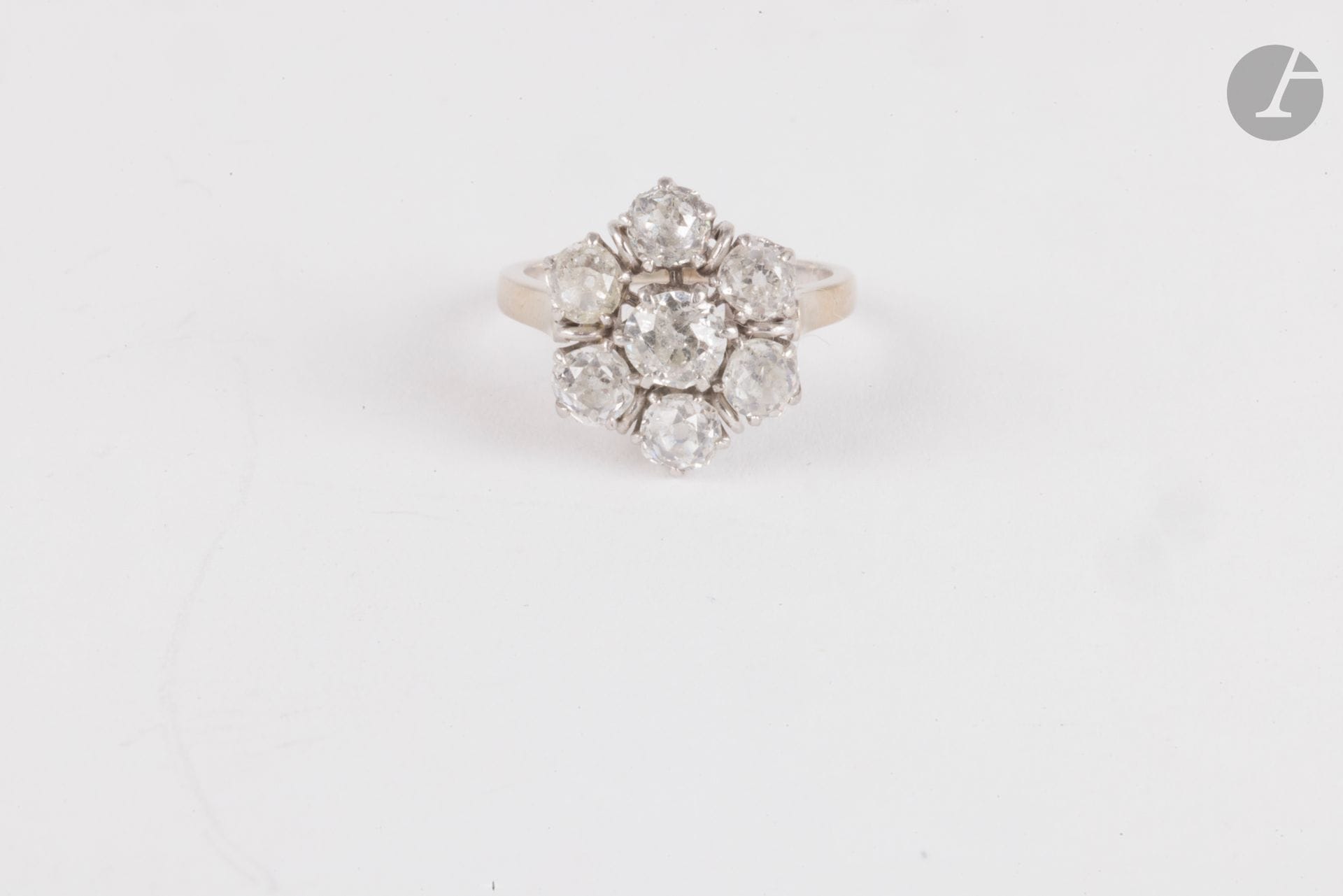18K (750) white gold and platinum flower ring set with 7 old-cut round diamonds. Finger size: 48. Gross weight: 4.3 g (bumps, trace of soldering, scratches).