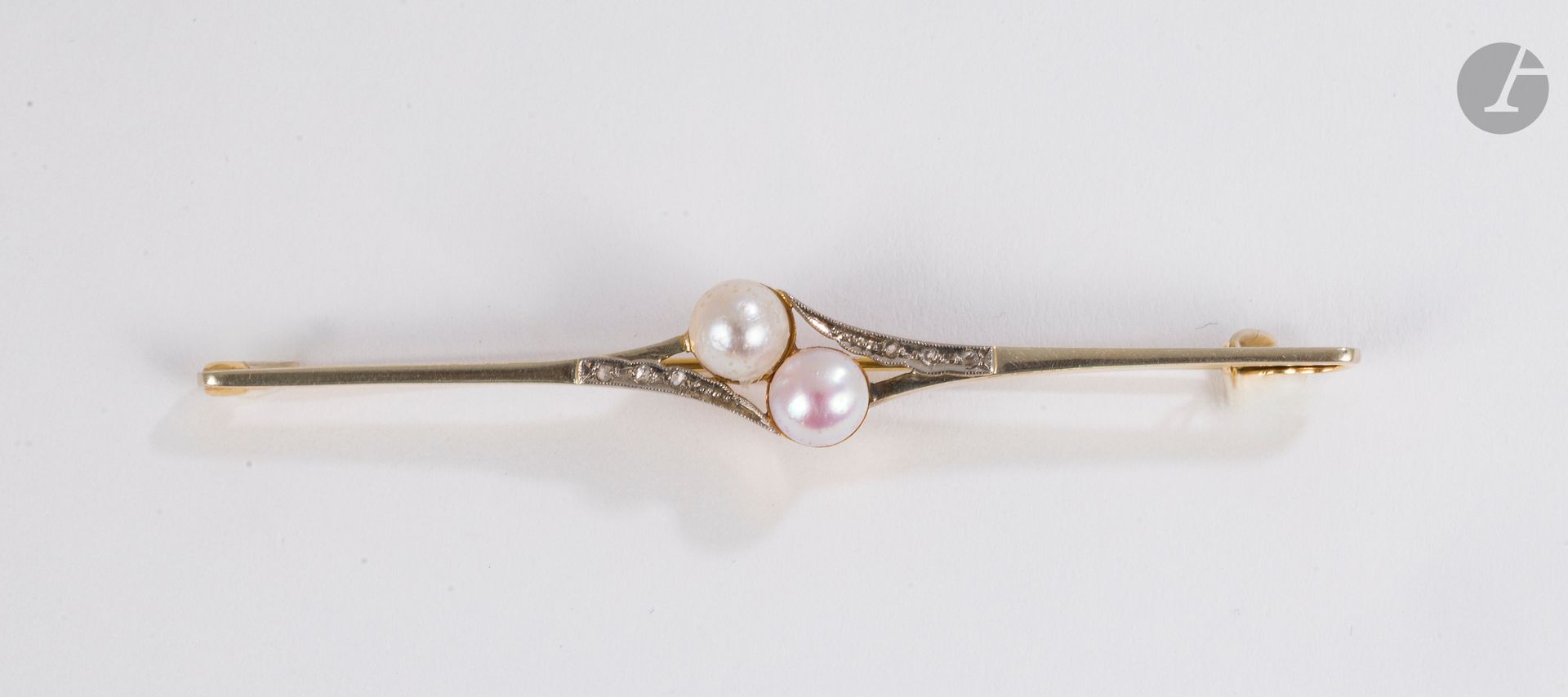 Brooch in 14K (585) gold, set with 2 mabé cultured half-pearls and rose-cut diamonds. Length: approx. 6.5 cm. Gross weight: 3.7 g (slightly deformed needle)