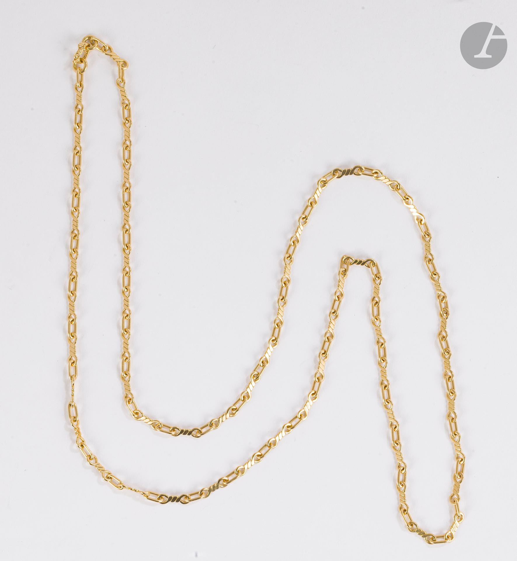 Necklace in 18K (750) gold with oval links alternating with stylized links. Length: 90 cm approx. Weight: 39.4 g