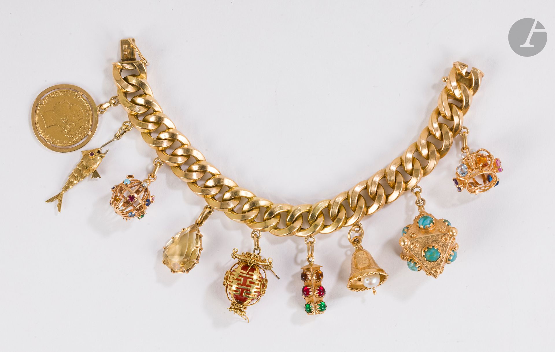 Bracelet gourmette en or 18K (750) retenant 9 breloques en or (pièce de monnaie, poisson, boule ajourée sertie de pierres de couleurs, citrine taillée en goutte, lanterne chinoise, pendentif orné de pâtes de verre cabochons, clochette agrémentée d'une perle, motif octaédrique serti de pâtes de verre et couronne agrémentée de perles de culture et de pierres fantaisie). Longueur : 19 cm environ. Poids brut : 105,8 g (accidents, égrisures, manques)