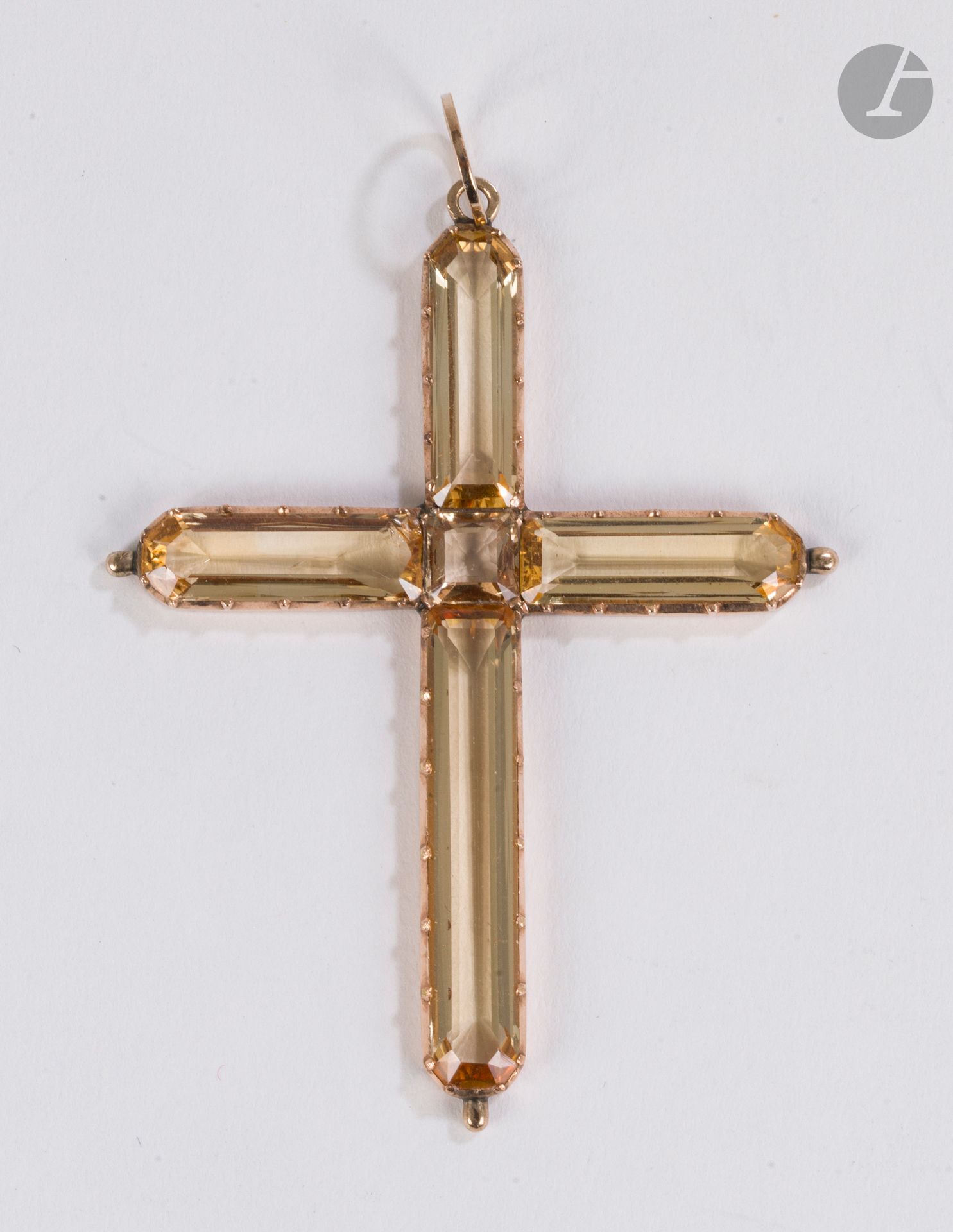 Gold-plated cross-pendant set with topazes. Work of the 19th century. Height: approx. 4.5 cm. Gross weight: 4.1 g (shock with missing material)