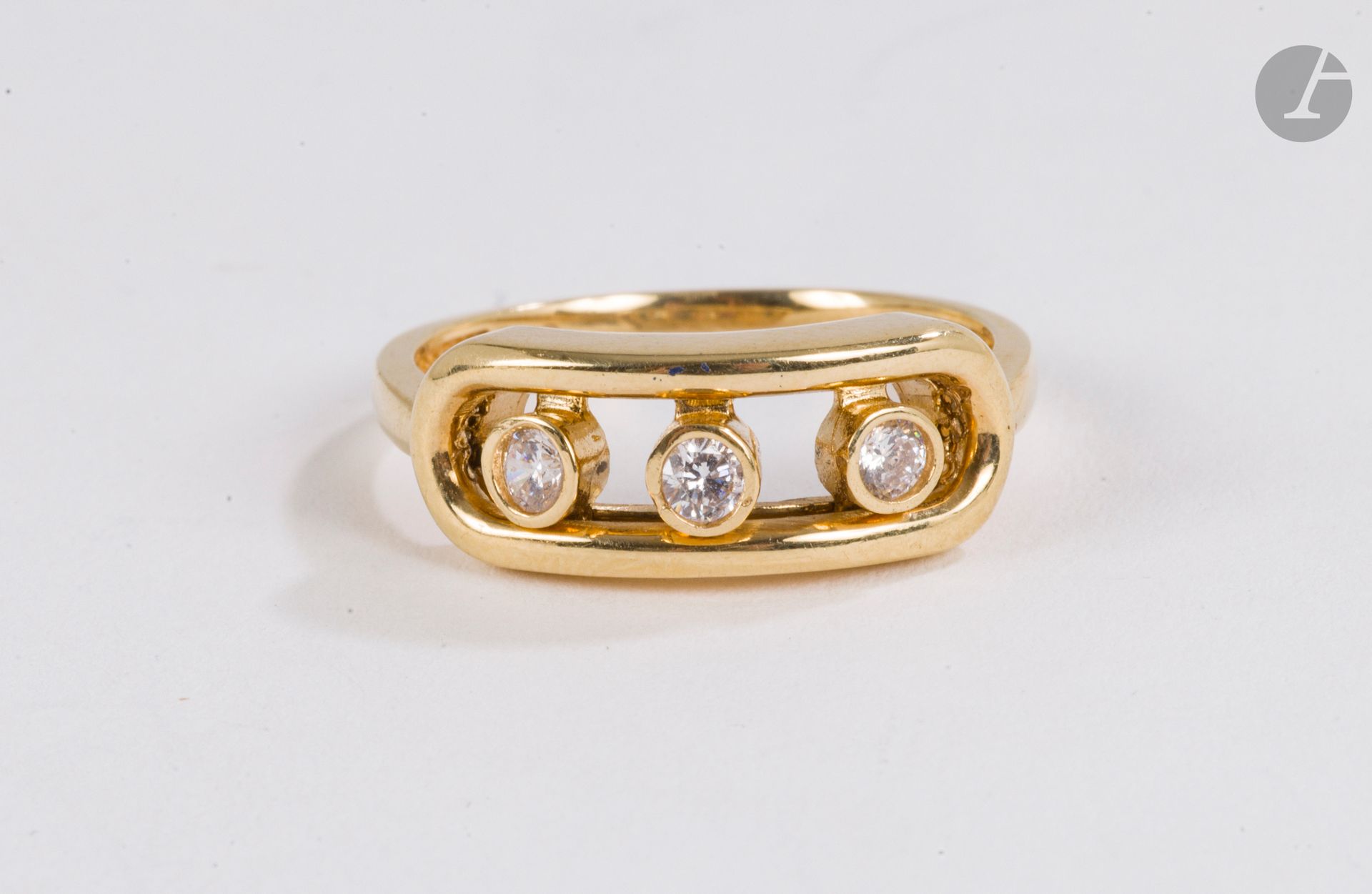 Ring in 18K (750) gold, the oval bezel holding 3 round white stones. Finger size: 58. Gross weight: 4.5 g (knocks)